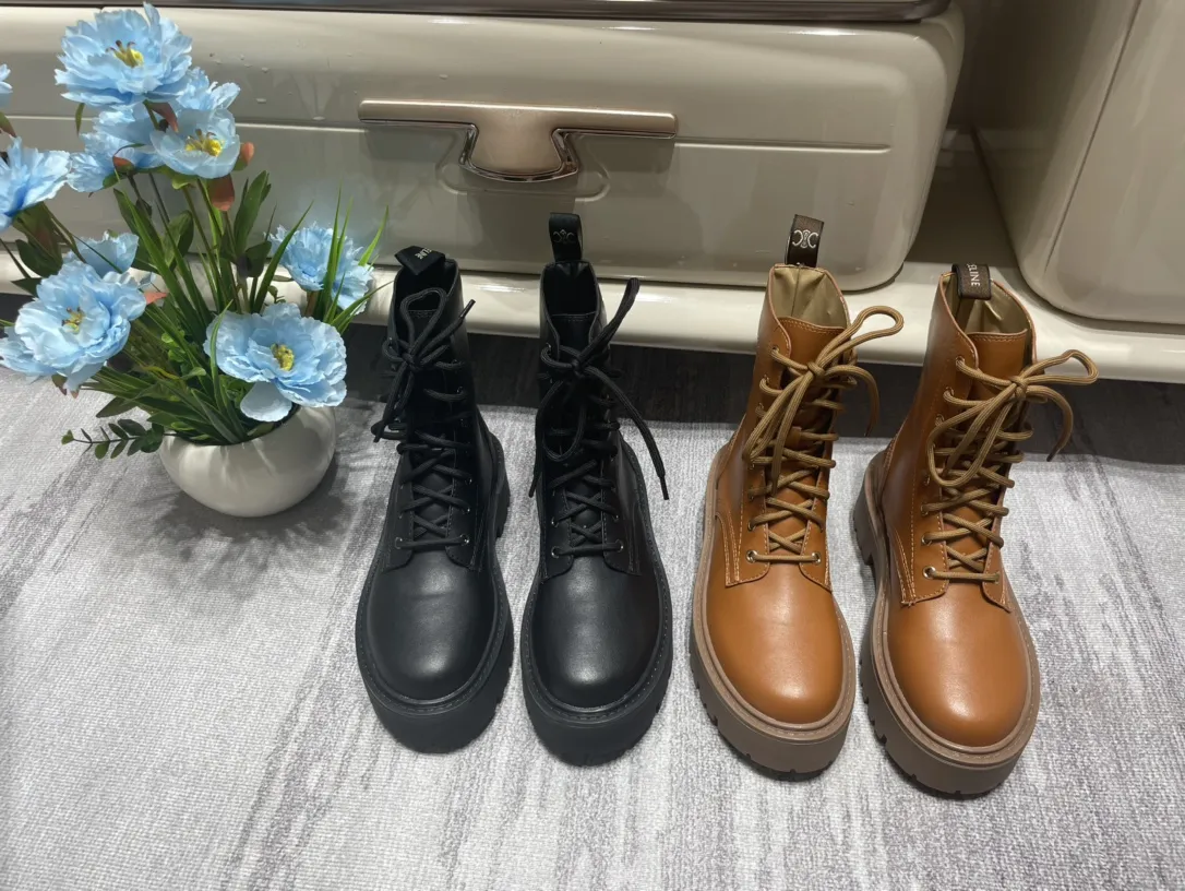 橙子出厂价💰150 CELINE 赛琳秋冬新款 系带厚底短靴 机车靴马丁靴 两个颜色选择，质量杆杆的，系带休闲，上脚很机车有范，推荐给大家！ 颜色：黑色、棕色 码数：35-40