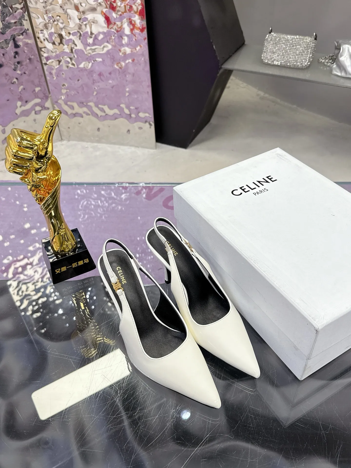 橙子出厂价💰105 Celine思琳春夏凯旋门时装高跟鞋 柔美的露脚设计💎 上脚真的超级显瘦超级美 C家特定的精致凯旋门logo 好看到爆🌹 ✔鞋面：原版小牛皮 赛琳 尖头 凉鞋 ✔内里/垫脚：采用顶级混种羊皮 ✔意大利真牛皮鞋底 ✔跟高8cm ✔Size：35-40(40定制码，不退换）