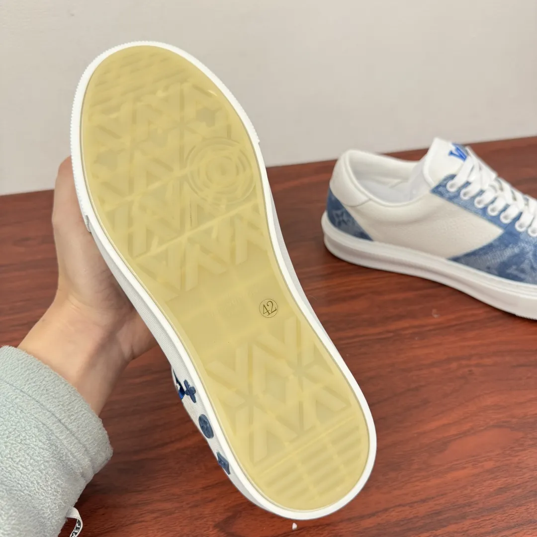 （Louis Vuitton）路易威登 新款男士牛仔丹宁系列板鞋！ 堪称潮流与经典的完美碰撞💥 白蓝渐变丹宁拼接白色皮革，搭配黑灰老花丹宁款，两种配色各有韵味。标志性LV字母logo醒目又不张扬，鞋身的丹宁纹理带着复古做旧质感，街头范儿拉满。橡胶鞋底脚感轻盈，不管是日常出街还是搭配休闲造型，都能轻松hold住。细节处尽显匠心，鞋型利落贴合脚型，老花丹宁的复古肌理与现代板鞋轮廓融合，把法式奢潮的腔调拿捏得死死的。一双鞋解锁N种穿搭可能，是潮人鞋柜里的必备款～全套包装！ 尺码：39-40-41-42-43-44皮鞋尺码（可定制38.45.46） 💰350