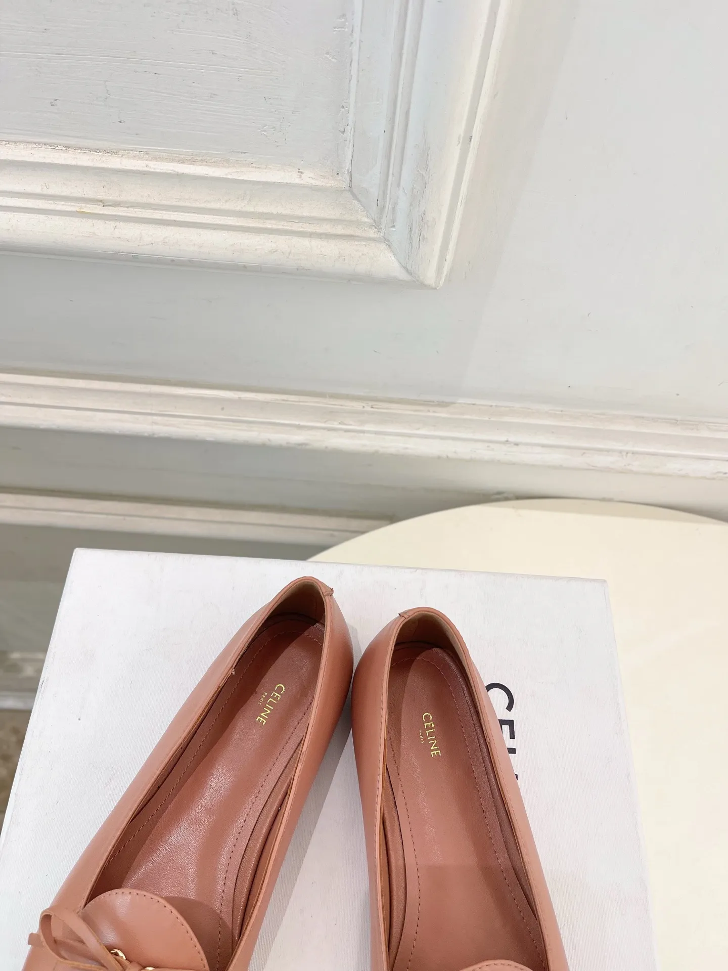 CELINE | 赛琳 26𝐬𝐬 💛2026春夏新品 复古蝴蝶结平底乐福鞋上新！ 🔜BS 这一季的赛琳真的是开了挂、太有特色了 今年必须要入手一双celing 小白鞋 ，复古风经典款 超级百搭 简单大气 无论裙装裤装都能随意搭配 妥妥的颜霸 无不彰显它的品牌气息。 ━━━━━ ЅᏇєєt ━━━━━ ▪️鞋面：特定进口小羊皮 ▪️内里：进口羊皮里 ▪️大底：原版进口真皮大底 ▪️底高：平底 ▪️鞋码: 35-39（40.41定制不退换） ▪️出厂价：💰280