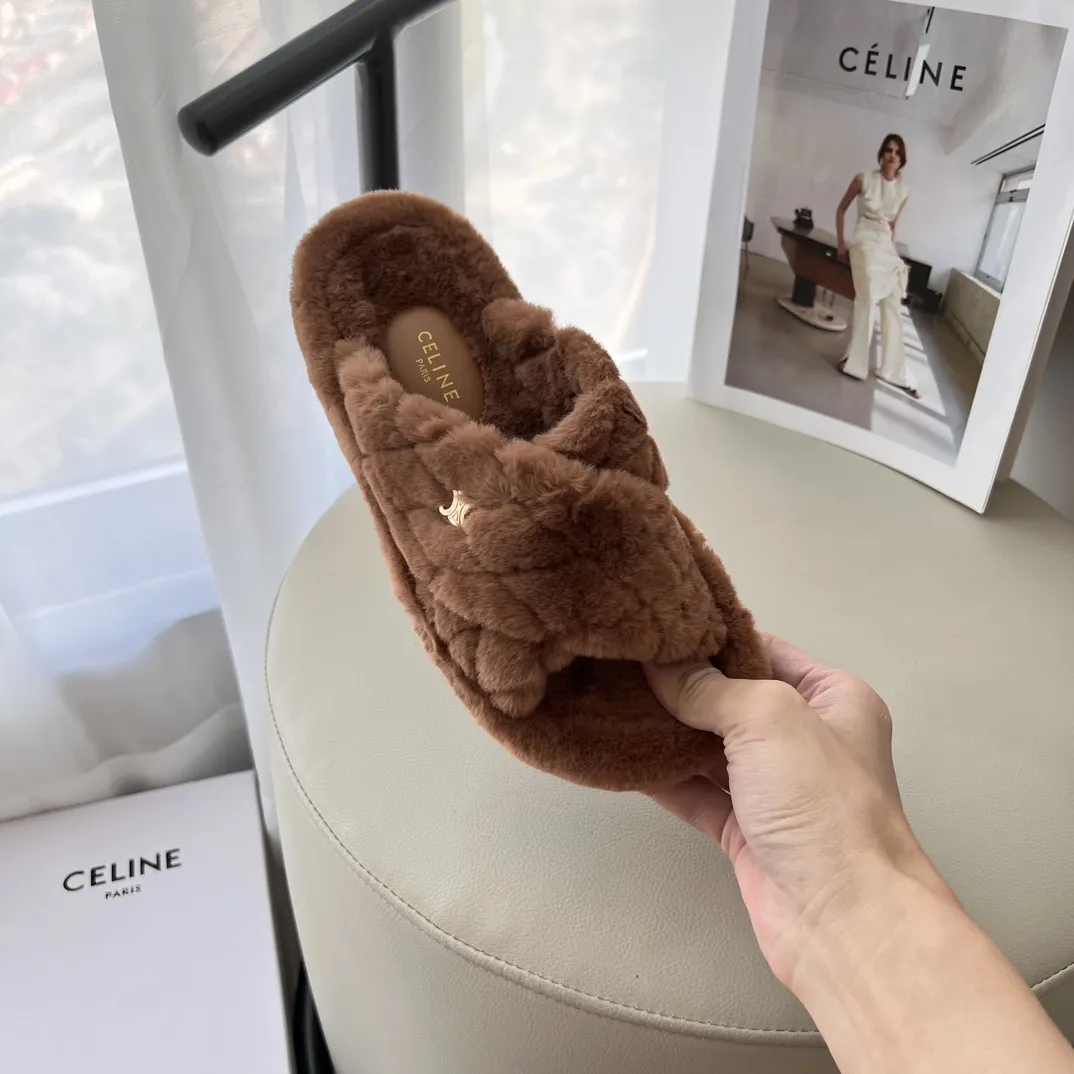 橙子出厂价💰95 CELINE 赛琳 2024秋冬新款 凯旋门毛毛拖鞋 太古里街拍热款 时尚穿搭 毛绒绒保暖 秋冬OoTd毛拖 鞋柜新品 ➤ 原版开模 代购版本 ➤ 环保小羊毛 ➤ 垫脚羊毛 ➤ 原版私膜大底 ➤ 全套专柜包装 Size:35-41