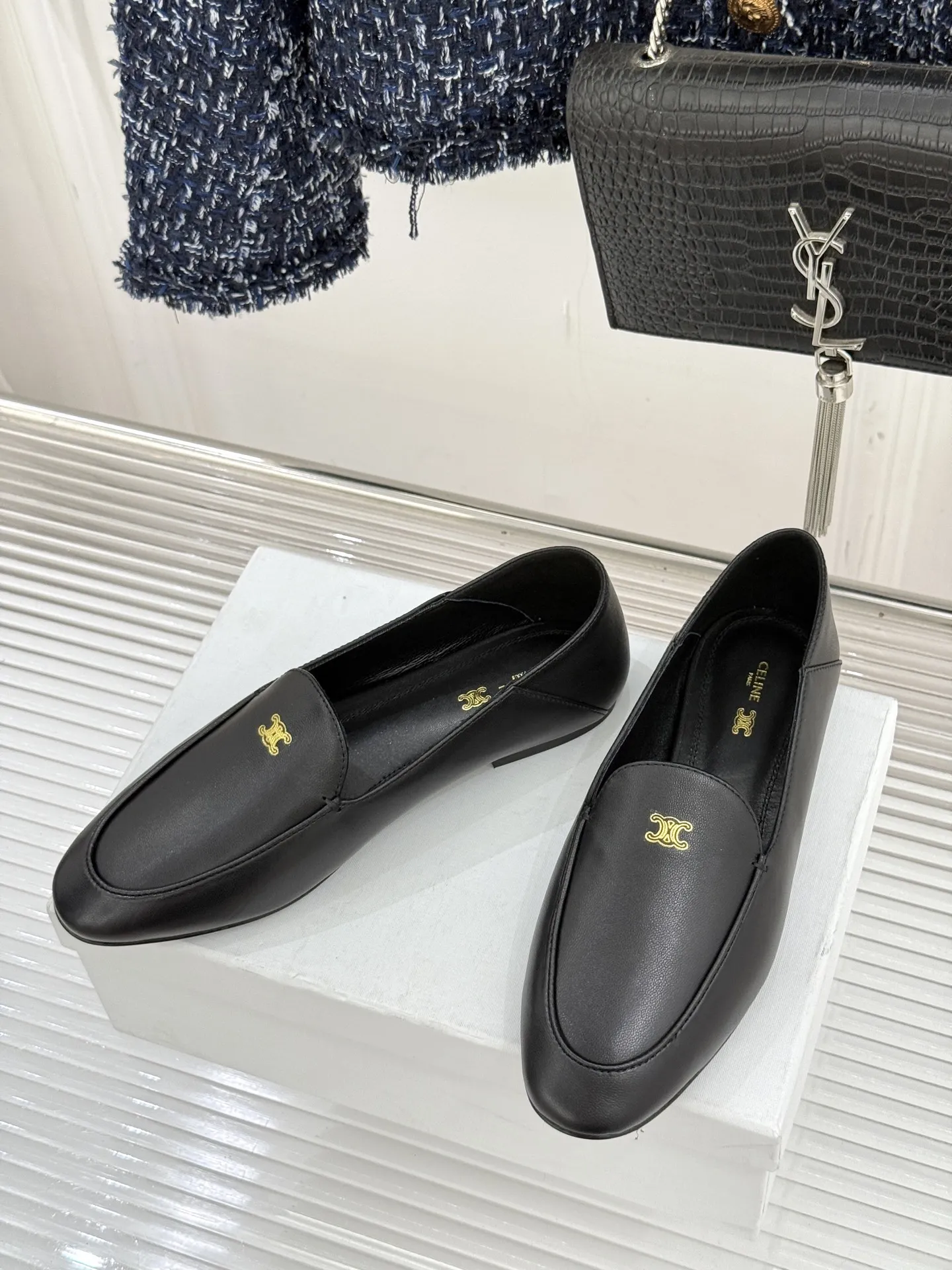 厂价💰270 Celine/赛琳26WF新品凯旋门踩跟乐福鞋 当巴黎左岸的慵懒腔调碰撞随性风潮 这双乐福鞋以经典鞋型为骨 以踩跟为魂 鞋身灵魂当属标志性凯旋门标识 线条利落复刻巴黎凯旋门建筑棱角 清晰不生硬 与鞋面材质浑然一体 每一处细节都藏着CELINE的百年底蕴 这枚符号从不是炫耀的标签 是当代女性独立风骨的无声宣言 书写当代女性的优雅与自在 让每一步成为法式浪漫的温柔邂逅。 面料采用原版定制皮料 内里踮脚均为羊皮 意大利进口真皮大底 size:35-39(40/41定制)