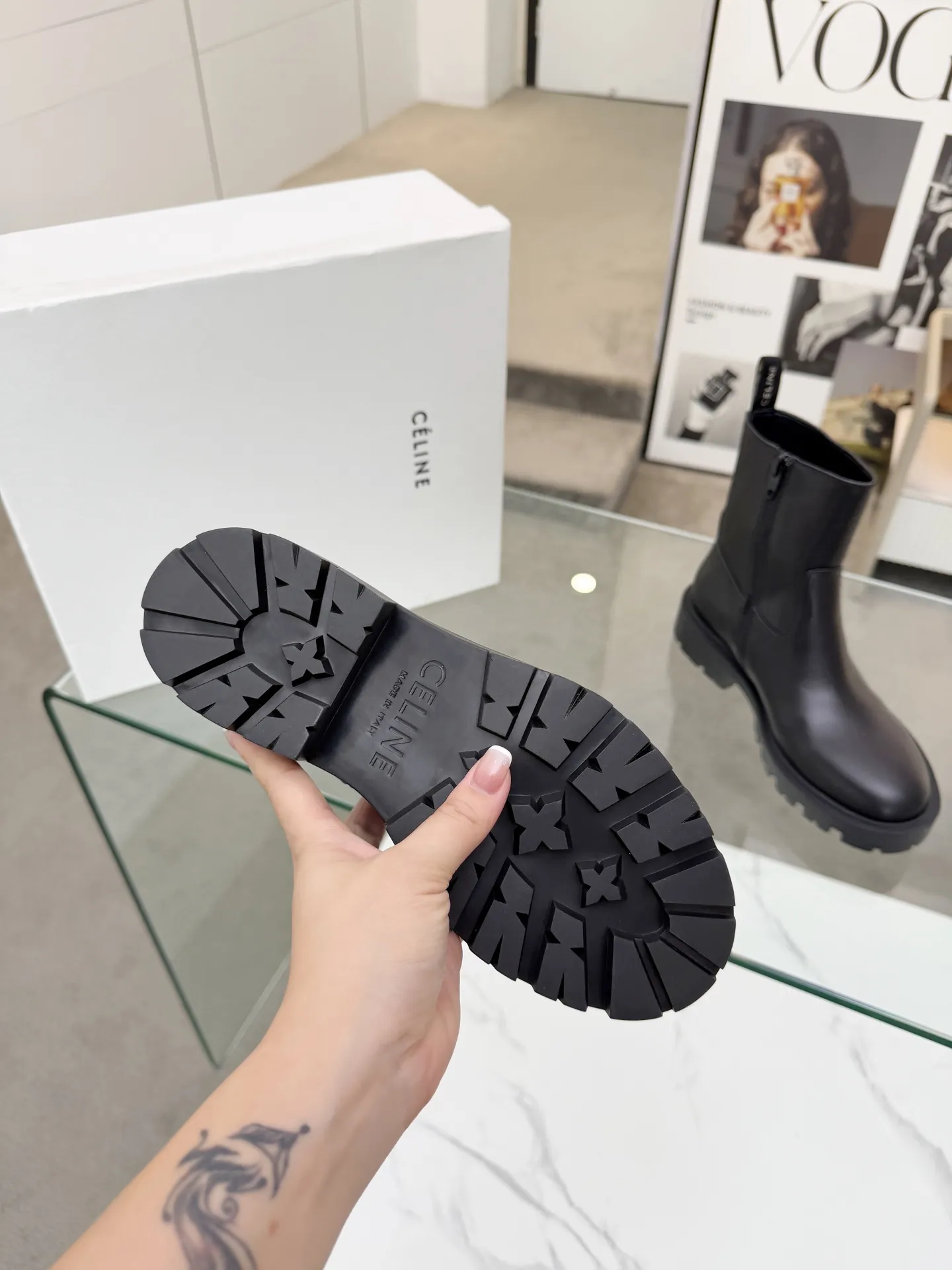 CELINE（赛琳）2025秋冬新款切尔西短靴鞋面采用小牛皮油边工艺，一款经典穿搭永不过时 内里：羊皮，面料：头层小牛皮 码数：35-41，（41定做不退换） 出厂价：280