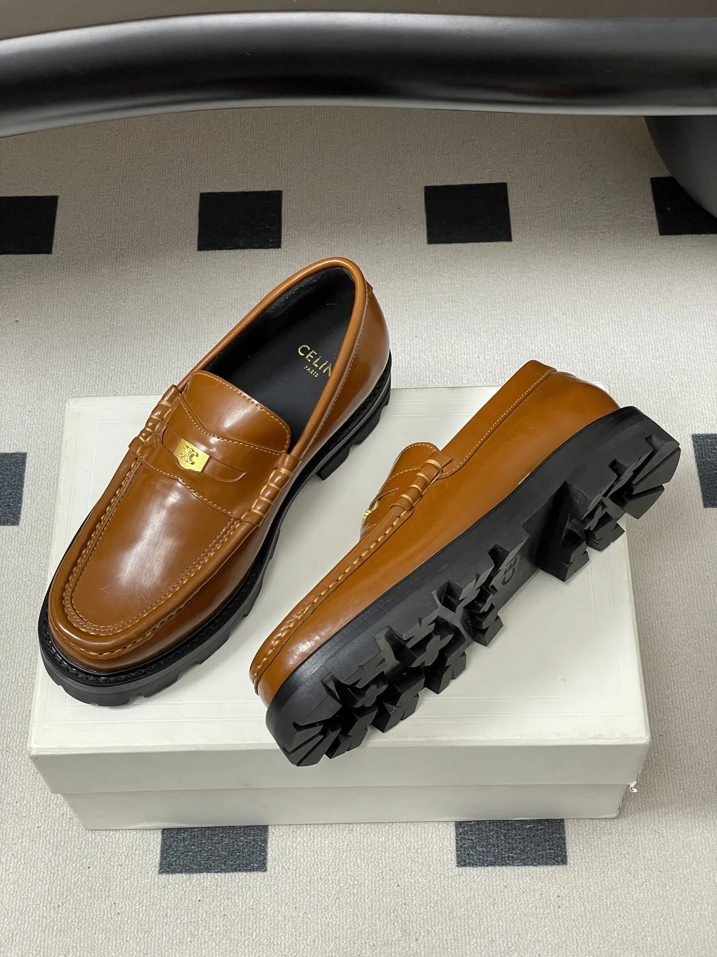 p310-顶级品质 26Fw春夏新款 CELINE 赛琳/思琳 经典凯旋门金属扣乐福鞋一脚蹬厚底小皮鞋 鞋身点缀凯旋门金属扣/金属流苏，部分款还有金属饰牌，轻奢辨识度拉满。厚底+乐福鞋型，&ldquo;一脚蹬&rdquo;穿脱方便，厚底既增高又比细跟更稳；方头设计修饰脚型，不挤脚趾。 采用亮面/哑光皮革，质感细腻耐用；部分款加入流苏、缝线等复古元素，风格更丰富。属于&ldquo;百搭款&rdquo;搭西装是通勤精英风，搭牛仔裤是松弛休闲感，棕/黑/焦糖色等配色适配不同穿搭场景。 鞋面：定制牛皮 内里垫脚：牛皮 鞋底：真皮沿条/原版私模进口材质多层组合大底 跟高：3cm 码数：35-39（40.41定做不退换）