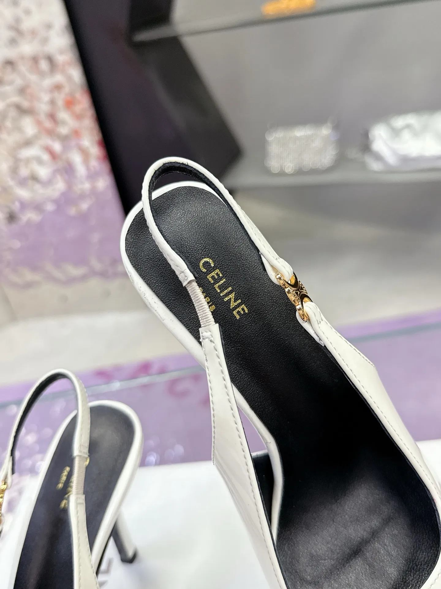 橙子出厂价💰105 Celine思琳春夏凯旋门时装高跟鞋 柔美的露脚设计💎 上脚真的超级显瘦超级美 C家特定的精致凯旋门logo 好看到爆🌹 ✔鞋面：原版小牛皮 赛琳 尖头 凉鞋 ✔内里/垫脚：采用顶级混种羊皮 ✔意大利真牛皮鞋底 ✔跟高8cm ✔Size：35-40(40定制码，不退换）