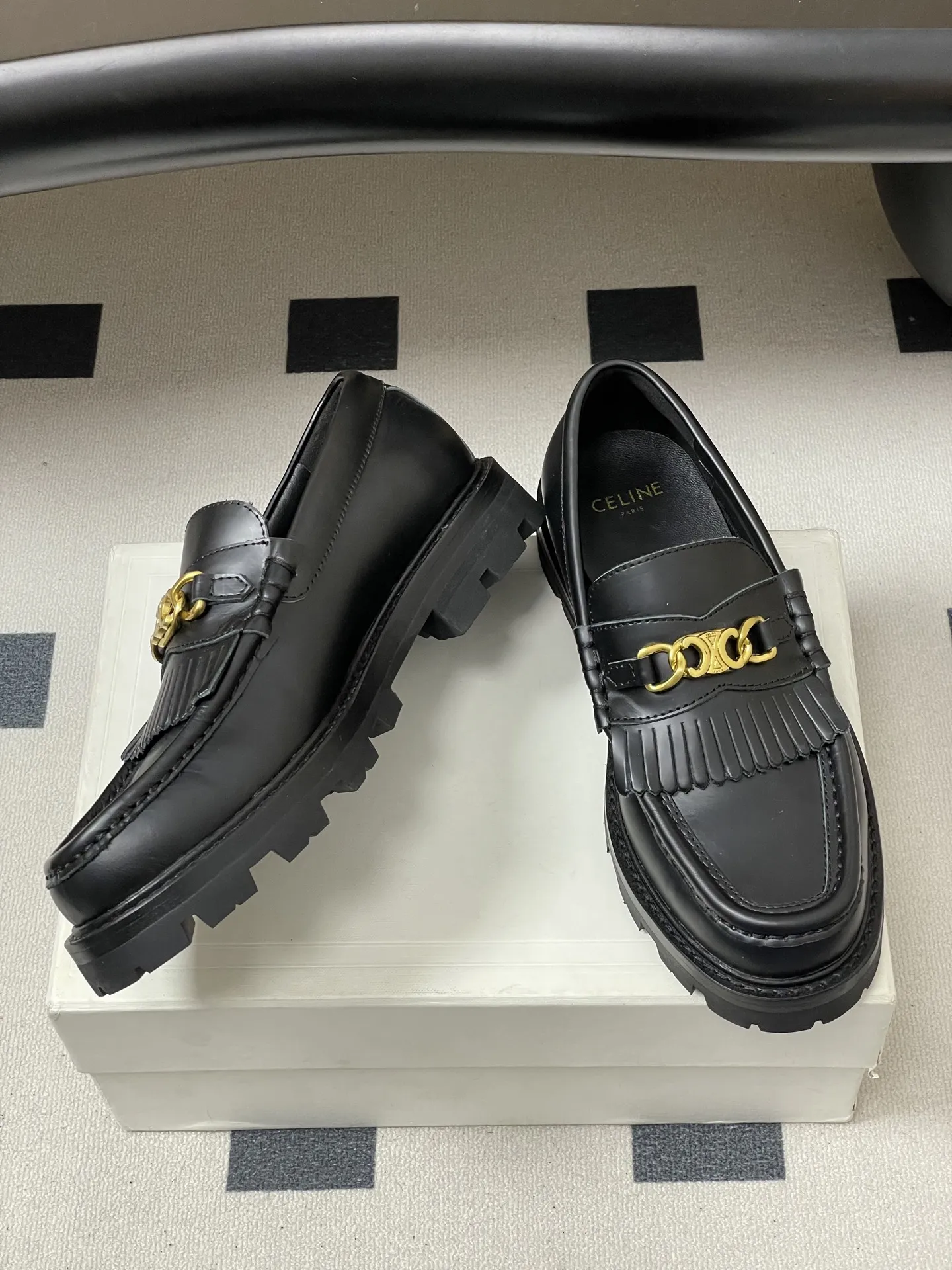 p310-顶级品质 26Fw春夏新款 CELINE 赛琳/思琳 经典凯旋门金属扣乐福鞋流苏吊坠一脚蹬厚底小皮鞋 鞋身点缀凯旋门金属扣/金属流苏,部分款还有金属饰牌,轻奢辨识度拉满。厚底+乐福鞋型,“一脚蹬”穿脱方便,厚底既增高又比细跟更稳;方头设计修饰脚型,不挤脚趾。 采用亮面/哑光皮革,质感细腻耐用;部分款加入流苏、缝线等复古元素,风格更丰富。属于“百搭款”搭西装是通勤精英风,搭牛仔裤是松弛休闲感,棕/黑/焦糖色等配色适配不同穿搭场景。 鞋面:定制牛皮 内里垫脚:牛皮 鞋底:真皮沿条/原版私模进口材质多层组合大底 跟高:3cm 码数:35-39(40.41定做不退换)