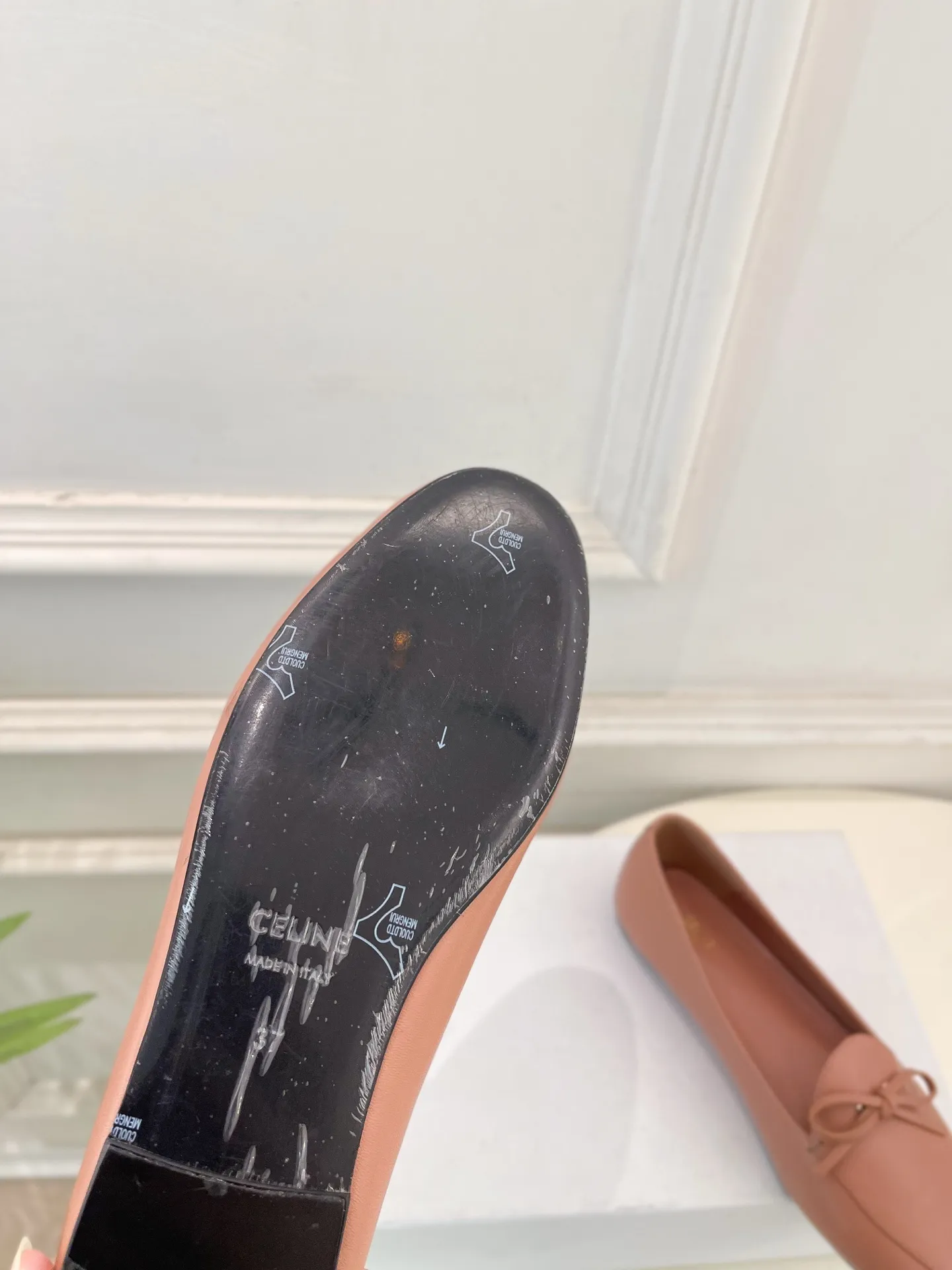 CELINE | 赛琳 26𝐬𝐬 💛2026春夏新品 复古蝴蝶结平底乐福鞋上新! 🔜BS 这一季的赛琳真的是开了挂、太有特色了 今年必须要入手一双celing 小白鞋 ,复古风经典款 超级百搭 简单大气 无论裙装裤装都能随意搭配 妥妥的颜霸 无不彰显它的品牌气息。 ━━━━━ ЅᏇєєt ━━━━━ ▪️鞋面:特定进口小羊皮 ▪️内里:进口羊皮里 ▪️大底:原版进口真皮大底 ▪️底高:平底 ▪️鞋码: 35-39(40.41定制不退换) ▪️出厂价:💰280