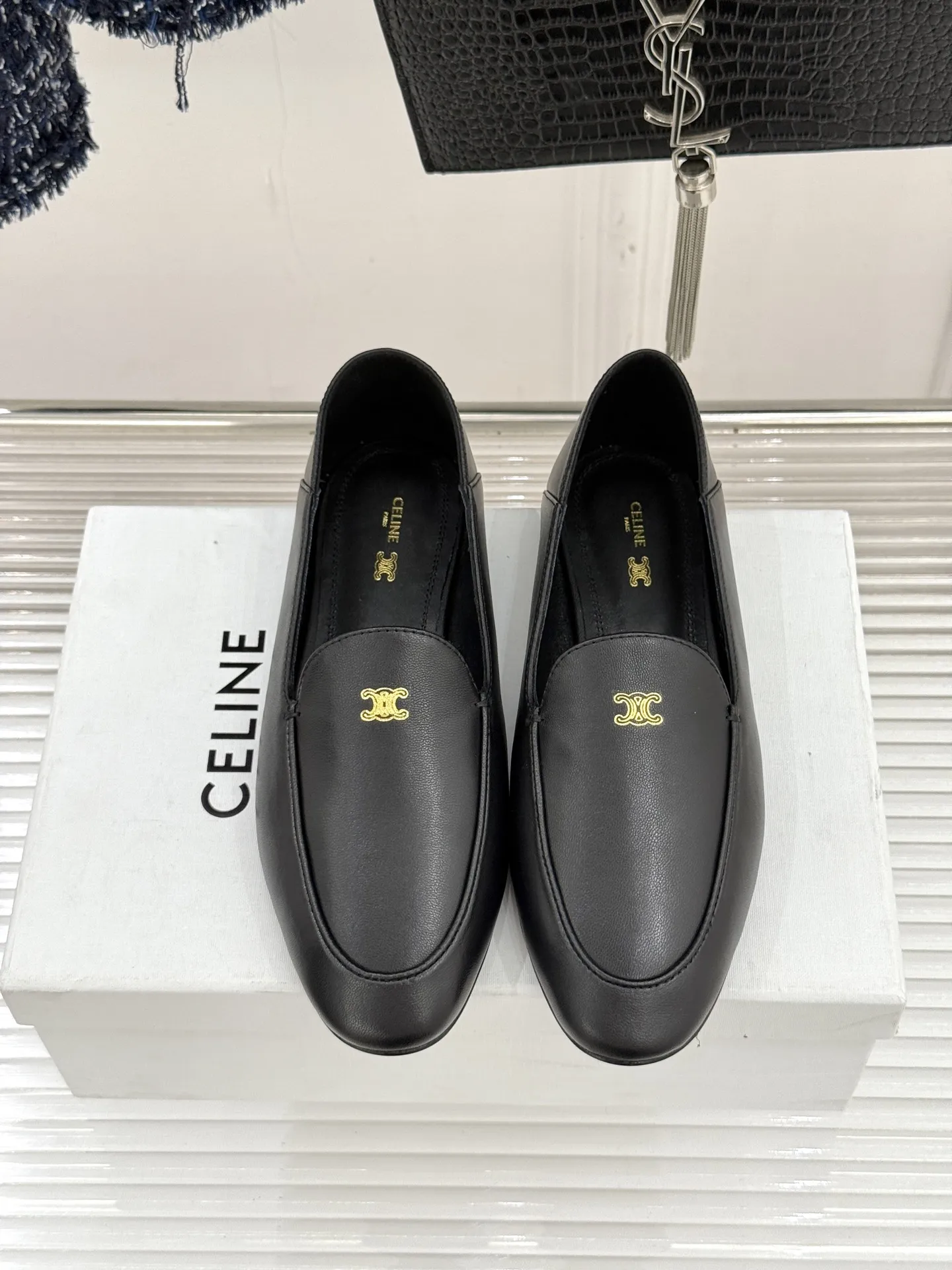 厂价💰270 Celine/赛琳26WF新品凯旋门踩跟乐福鞋 当巴黎左岸的慵懒腔调碰撞随性风潮 这双乐福鞋以经典鞋型为骨 以踩跟为魂 鞋身灵魂当属标志性凯旋门标识 线条利落复刻巴黎凯旋门建筑棱角 清晰不生硬 与鞋面材质浑然一体 每一处细节都藏着CELINE的百年底蕴 这枚符号从不是炫耀的标签 是当代女性独立风骨的无声宣言 书写当代女性的优雅与自在 让每一步成为法式浪漫的温柔邂逅。 面料采用原版定制皮料 内里踮脚均为羊皮 意大利进口真皮大底 size:35-39(40/41定制)