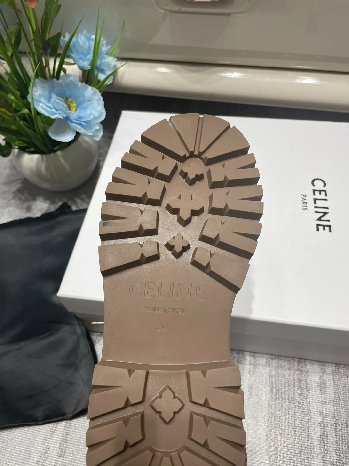 橙子出厂价💰150 CELINE 赛琳秋冬新款 系带厚底短靴 机车靴马丁靴 两个颜色选择，质量杆杆的，系带休闲，上脚很机车有范，推荐给大家！ 颜色：黑色、棕色 码数：35-40