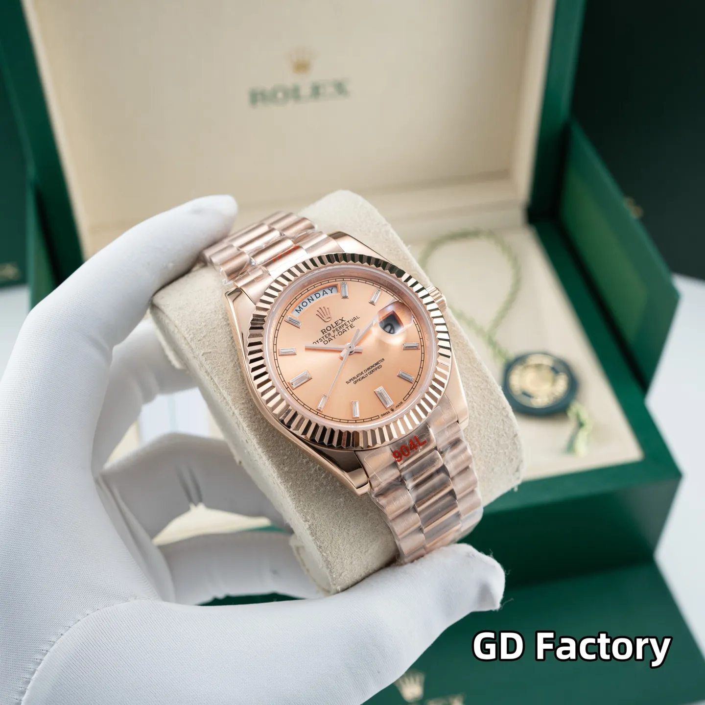 台湾厂 720 GD品控，2023年便为客量身打造&mdash;&mdash;星期日历型男士腕表，劳力士官方热门爆款～劳粉热捧的DD、黑冰糖、赌桌绿&hellip;该系列也一直在劳圈稳居热销榜[强] 亮点一：继续秉承GD厂全新西铁城机芯，些系列搭载西铁城原装8285机芯，出厂机芯检测、调校！外观细节同步原装正品！真正内外兼修[强] 亮点二：40mm官方同步原装表扣，圆三珠表链散件打磨！真正以大厂品质标准打造平价西铁城[强] 亮点三：条丁刻度继续秉承GD厂高效超强、持久夜光粉填充，夜光品质堪比原装！字面盘做工细腻，字体、刻度～细节均源自大厂工艺，媲美原装[强] 亮点五：防刮蓝宝石水晶玻璃镜面，防反光凸透式放大（2.5位）日历窗，放大倍数同步原装，读时、读历清晰通透[强] ⚠️请认准GD品控独家品质