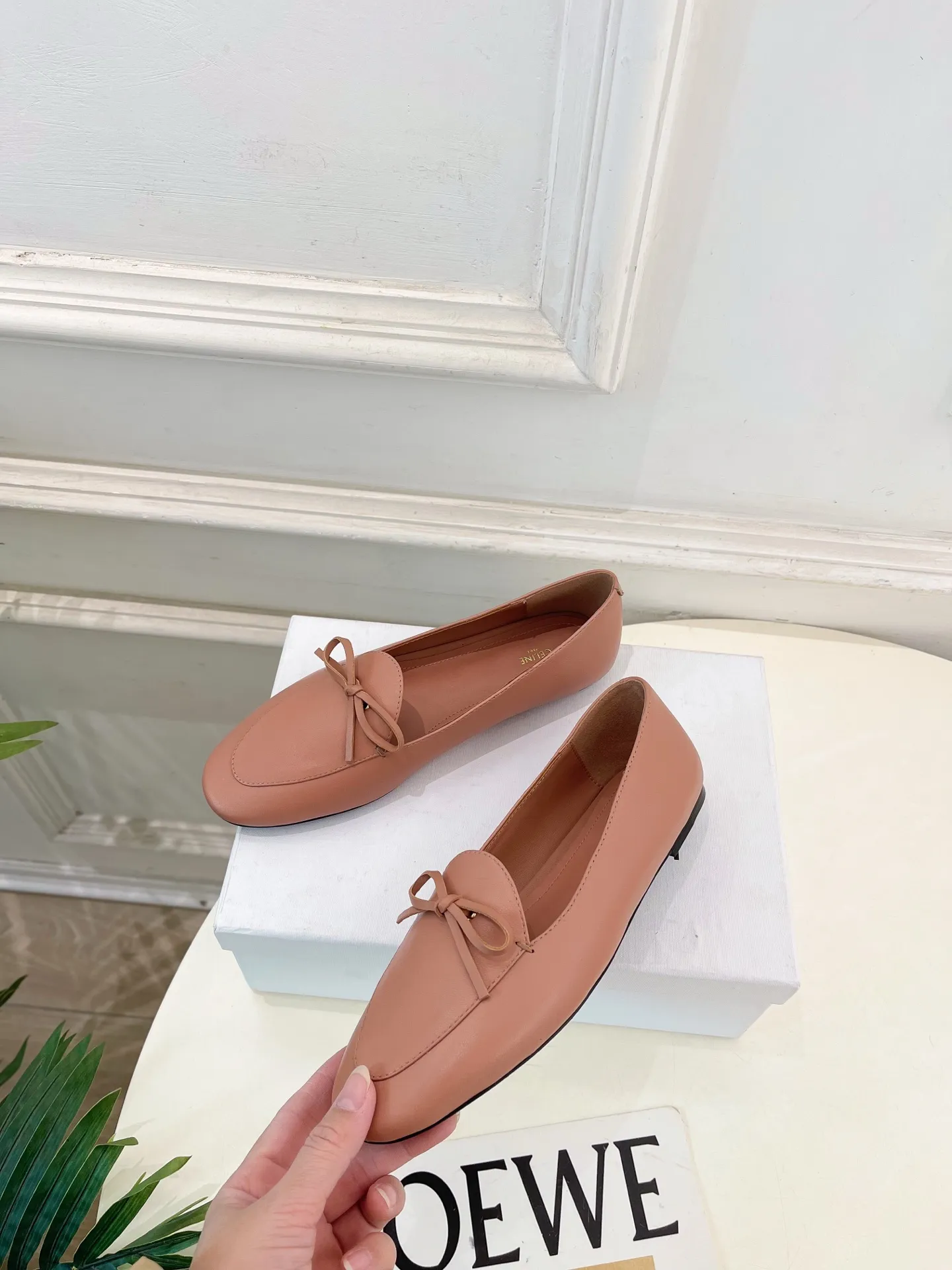 CELINE | 赛琳 26𝐬𝐬 💛2026春夏新品 复古蝴蝶结平底乐福鞋上新! 🔜BS 这一季的赛琳真的是开了挂、太有特色了 今年必须要入手一双celing 小白鞋 ,复古风经典款 超级百搭 简单大气 无论裙装裤装都能随意搭配 妥妥的颜霸 无不彰显它的品牌气息。 ━━━━━ ЅᏇєєt ━━━━━ ▪️鞋面:特定进口小羊皮 ▪️内里:进口羊皮里 ▪️大底:原版进口真皮大底 ▪️底高:平底 ▪️鞋码: 35-39(40.41定制不退换) ▪️出厂价:💰280