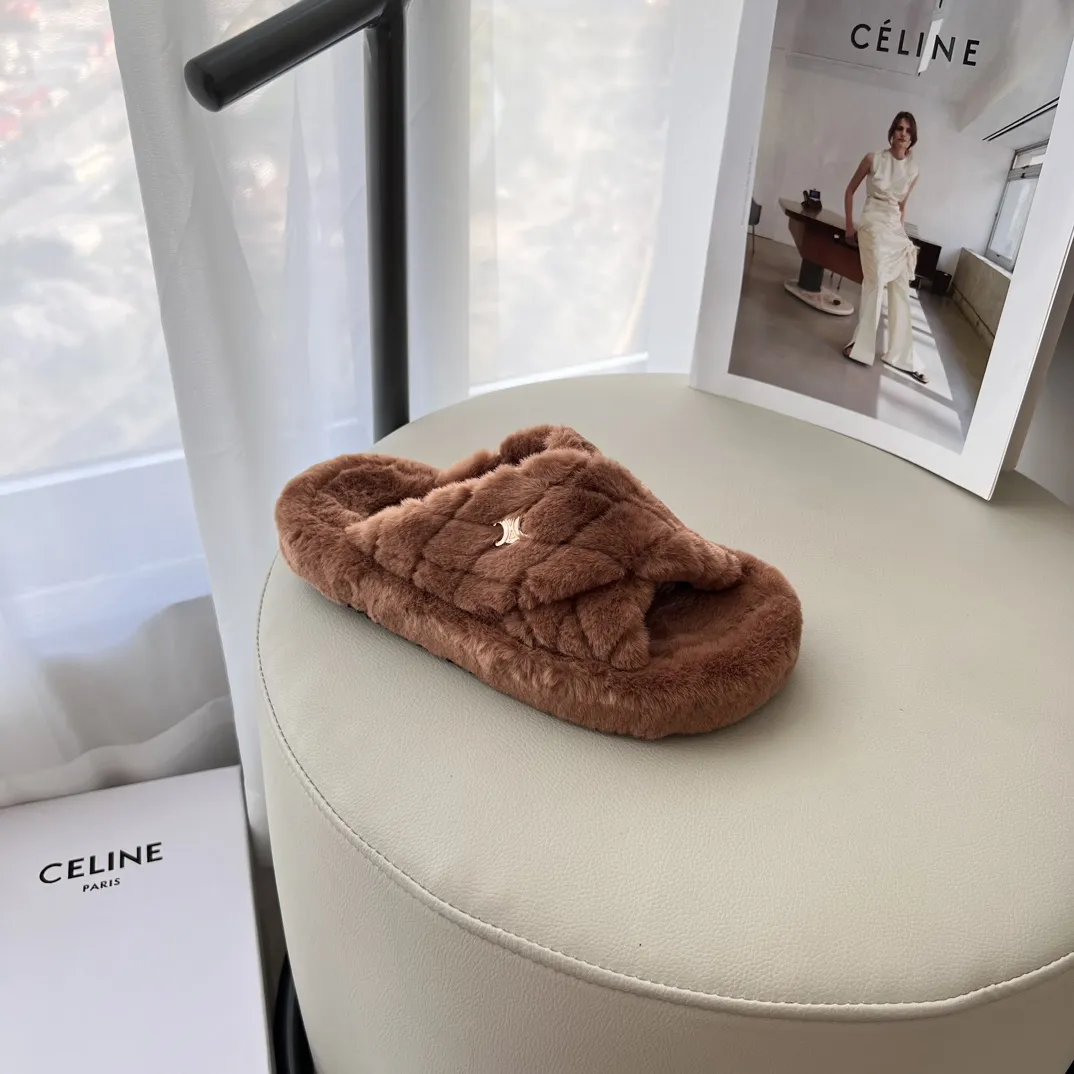 橙子出厂价💰95 CELINE 赛琳 2024秋冬新款 凯旋门毛毛拖鞋 太古里街拍热款 时尚穿搭 毛绒绒保暖 秋冬OoTd毛拖 鞋柜新品 ➤ 原版开模 代购版本 ➤ 环保小羊毛 ➤ 垫脚羊毛 ➤ 原版私膜大底 ➤ 全套专柜包装 Size:35-41
