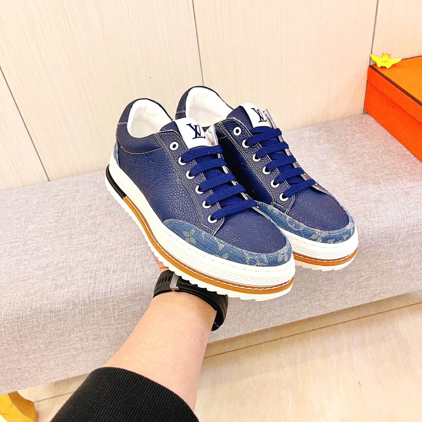 🚘🚘工厂批 220💰🔥【LV】🔥路易威登男鞋高端品牌 官网1：1最新力作：鞋面采用意大利进口头层牛皮搭配舒适透气内里➕原版防滑耐磨大底制作🔥，让行走更加便捷舒适！独家新款，惊世之作，与官方的质量相比美的1：1复刻[色]！打造时尚个性衬托你的与众不同！潮男必备!经典🔥尺码:38-44 颜色： 🔥 2⃣️色可选🔥