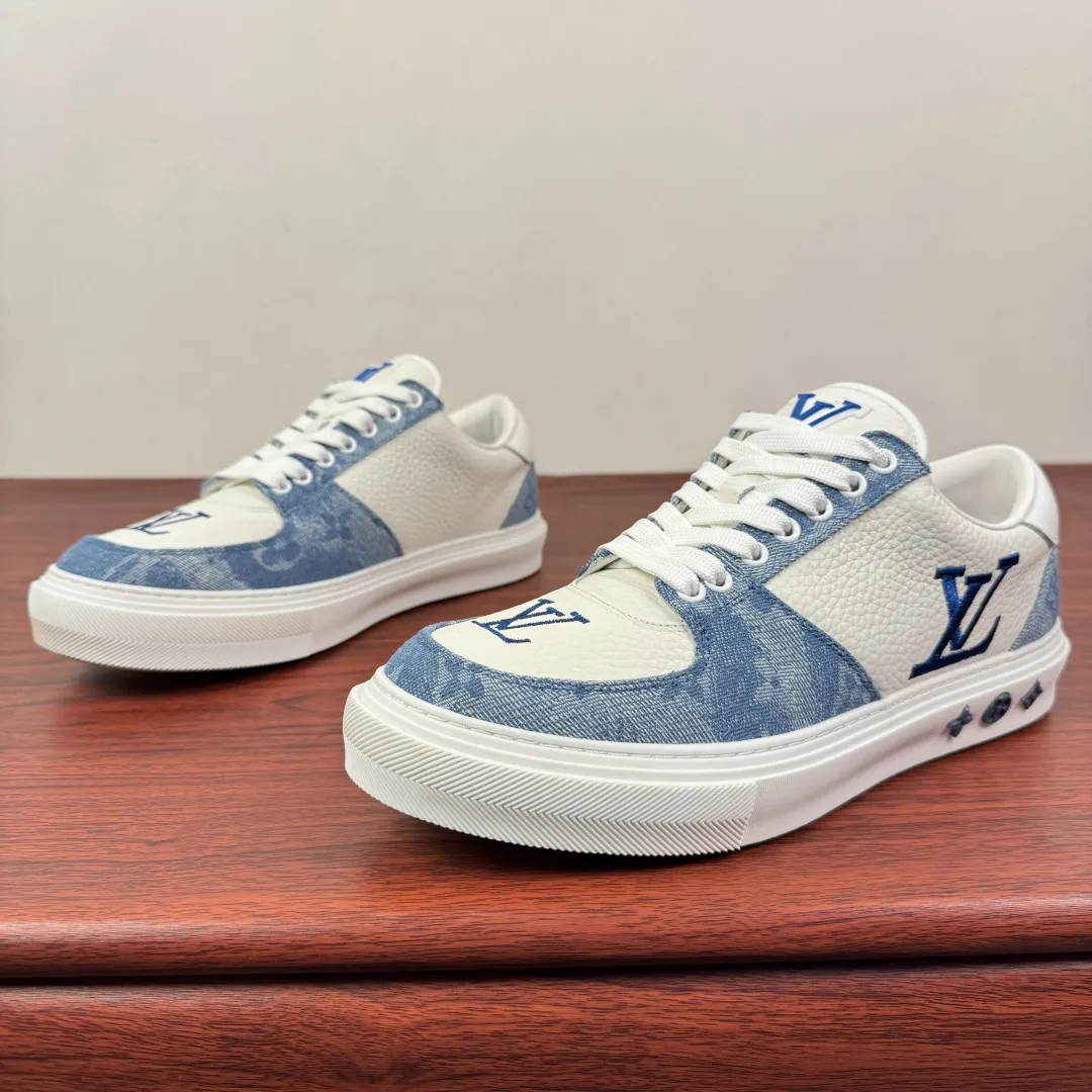 (Louis Vuitton)路易威登 新款男士牛仔丹宁系列板鞋! 堪称潮流与经典的完美碰撞💥 白蓝渐变丹宁拼接白色皮革,搭配黑灰老花丹宁款,两种配色各有韵味。标志性LV字母logo醒目又不张扬,鞋身的丹宁纹理带着复古做旧质感,街头范儿拉满。橡胶鞋底脚感轻盈,不管是日常出街还是搭配休闲造型,都能轻松hold住。细节处尽显匠心,鞋型利落贴合脚型,老花丹宁的复古肌理与现代板鞋轮廓融合,把法式奢潮的腔调拿捏得死死的。一双鞋解锁N种穿搭可能,是潮人鞋柜里的必备款~全套包装! 尺码:39-40-41-42-43-44皮鞋尺码(可定制38.45.46) 💰350