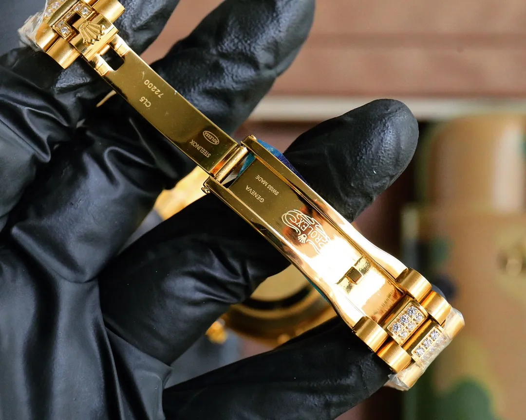 白壳660 玫金680新品 劳力士顶级玩物毒货，不喜欢撞款街表水鬼的你，他绝对是你的知音。用劳力士最经典的潜航系列水鬼作为原型，经过圈口的二次改装，然后镶嵌顶级天然皓石，大闪亮，难度极高，目前同种材质最闪工艺。机芯采用全自动机械机芯，超强夜光字面，胶带专门定制模具做弯头粒，完全贴合表壳。扣子内2cm灵活调节扣，轻松调节大小。专业成就未来，一劳永逸。尺寸40mm!