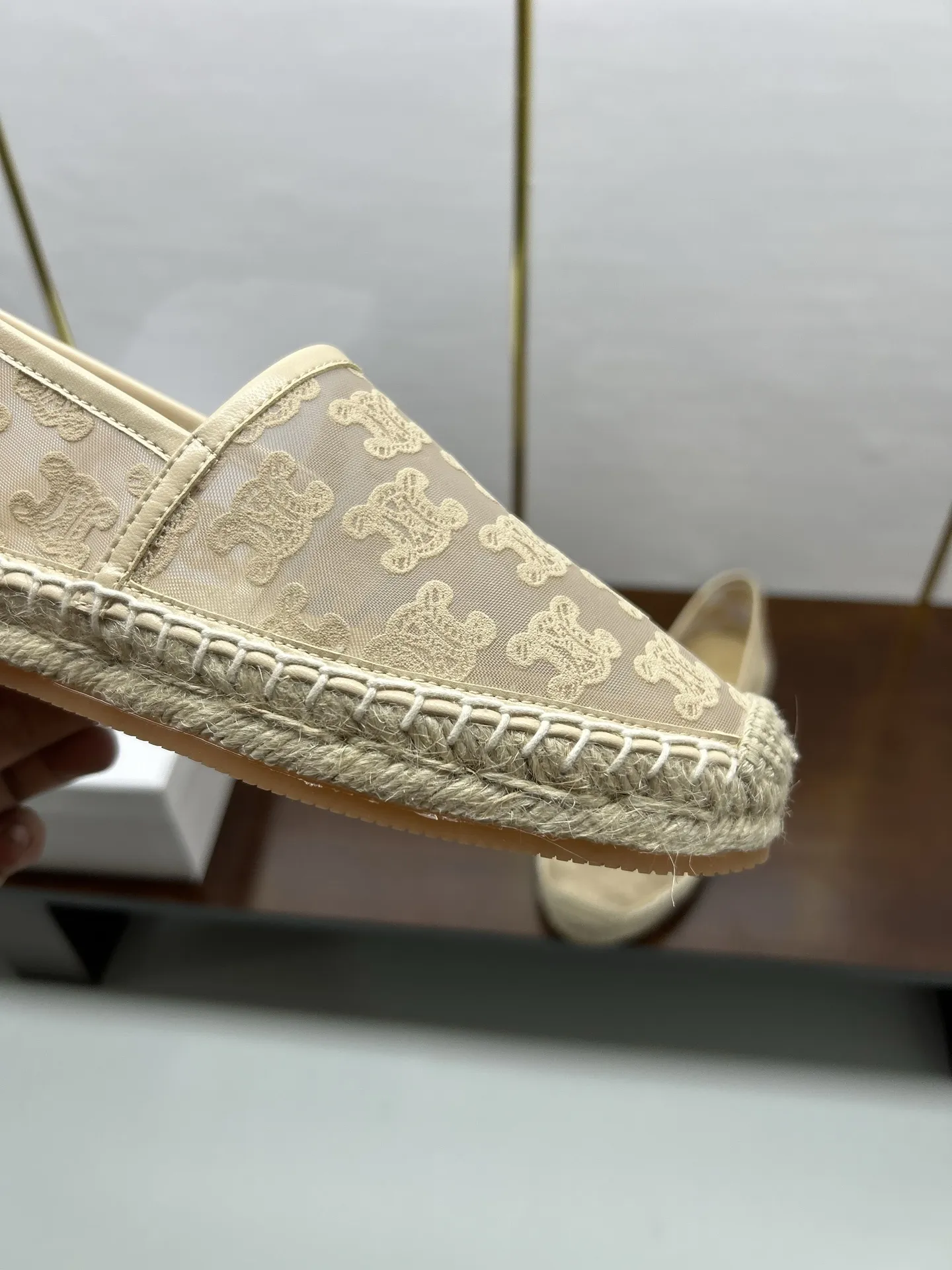 p180💰,2025新品💜Celine/赛琳 顶级代购货,最高版本渔夫鞋 专柜2025 早春 新款 Celine羊皮字母渔夫鞋系列 ⚡正品级⚡顶级货版本! 1⃣鞋面进口网纱绣花工艺 2⃣水染羊皮内里和垫脚、闪耀夺目、脚感好到爆! 3⃣麻绳编底 4⃣女款:35-40(41,42 定制)