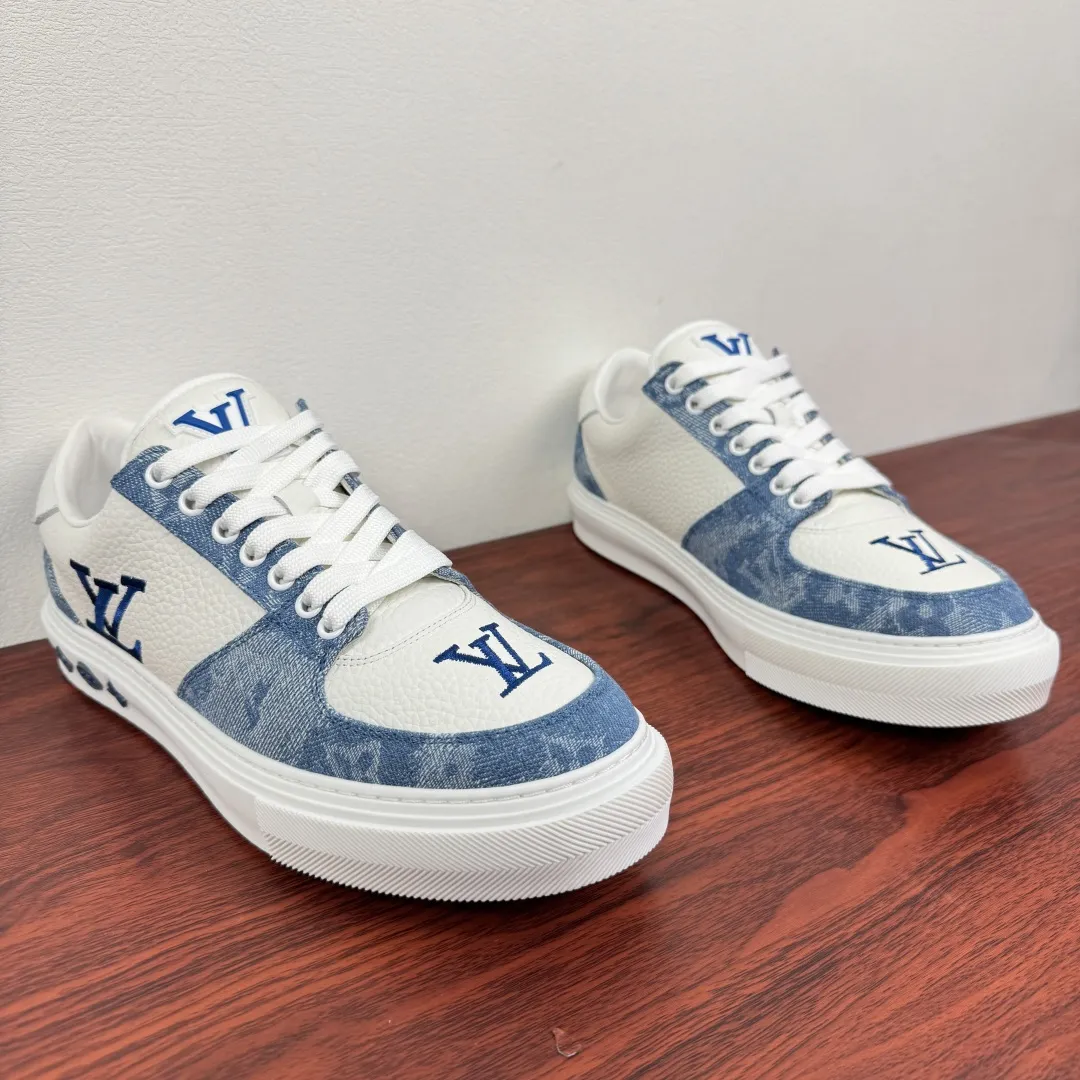 (Louis Vuitton)路易威登 新款男士牛仔丹宁系列板鞋! 堪称潮流与经典的完美碰撞💥 白蓝渐变丹宁拼接白色皮革,搭配黑灰老花丹宁款,两种配色各有韵味。标志性LV字母logo醒目又不张扬,鞋身的丹宁纹理带着复古做旧质感,街头范儿拉满。橡胶鞋底脚感轻盈,不管是日常出街还是搭配休闲造型,都能轻松hold住。细节处尽显匠心,鞋型利落贴合脚型,老花丹宁的复古肌理与现代板鞋轮廓融合,把法式奢潮的腔调拿捏得死死的。一双鞋解锁N种穿搭可能,是潮人鞋柜里的必备款~全套包装! 尺码:39-40-41-42-43-44皮鞋尺码(可定制38.45.46) 💰350