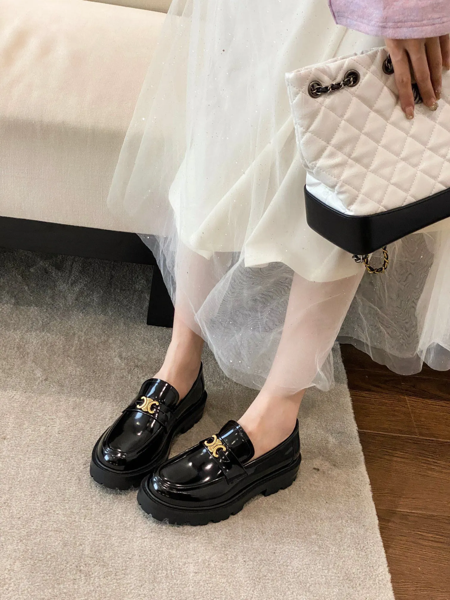 橙子出厂价💰115 CELINE 赛琳 凯旋门厚底乐福鞋单鞋 英伦风小皮鞋 这一季的赛琳真的是开了挂✔️龙年必须要入手一双celine乐福鞋 ,复古风经典款 超级百搭 简单大气 无论裙装裤装都能随意搭配 妥妥的颜霸 上脚无不彰显它的品牌气息 鞋面:特定开边珠牛皮 码数:35-40