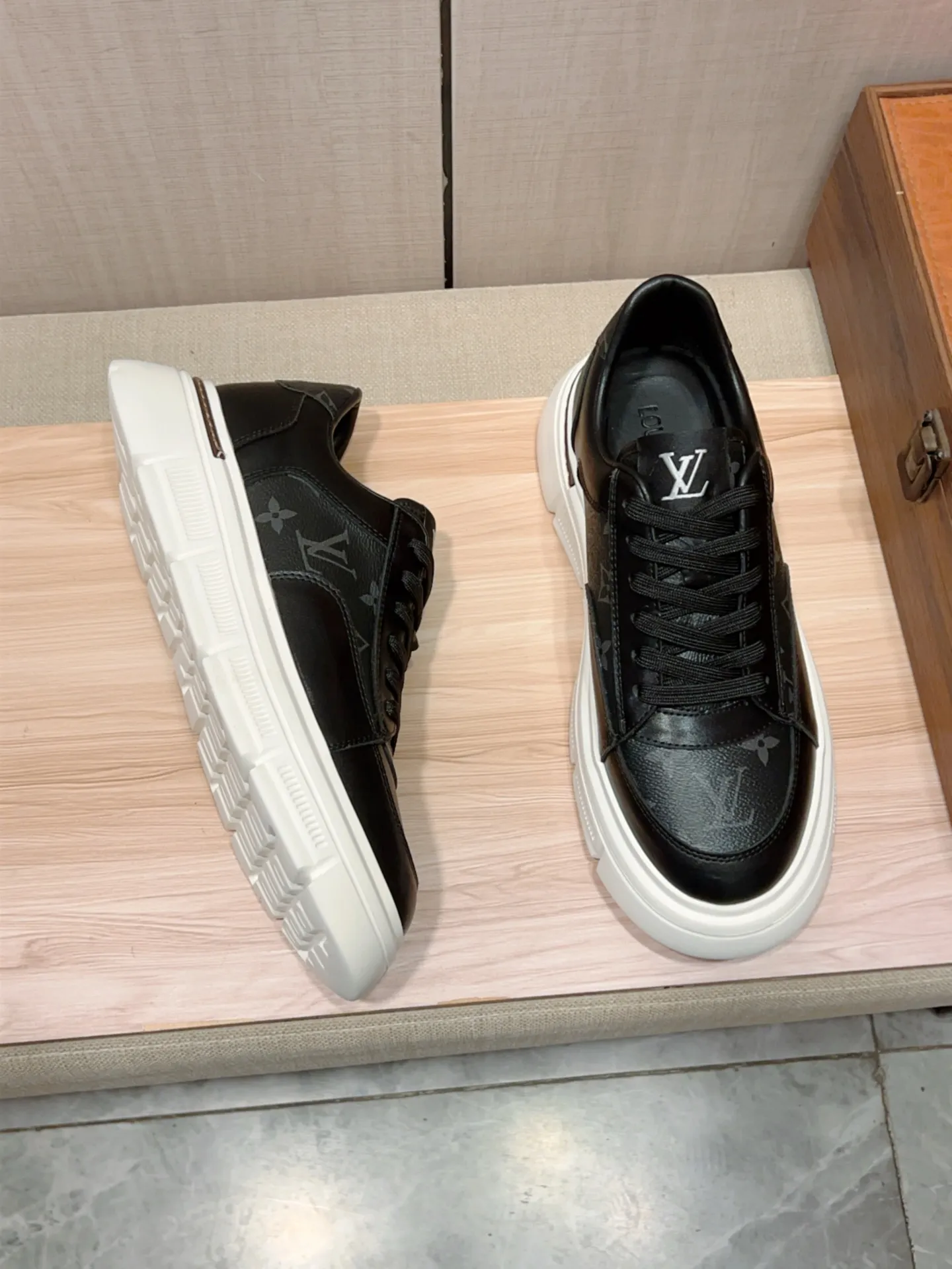 新款: 厂价:220💰💰🎩🎩[闪电][闪电] 《 Lv* 》 最新&bull;爆款休闲鞋，顶端品牌[勾引]奢侈～代购，顶级～质量。[强]鞋面選用进口透气牛皮搭配布材质➕透气羊皮垫脚（&bull;）精细做工。原版个性时尚柔软橡膠耐磨防滑大底，上脚轻巧舒适，实物拍摄🎬實物更好看，122:码: 38-44，2️⃣色入选