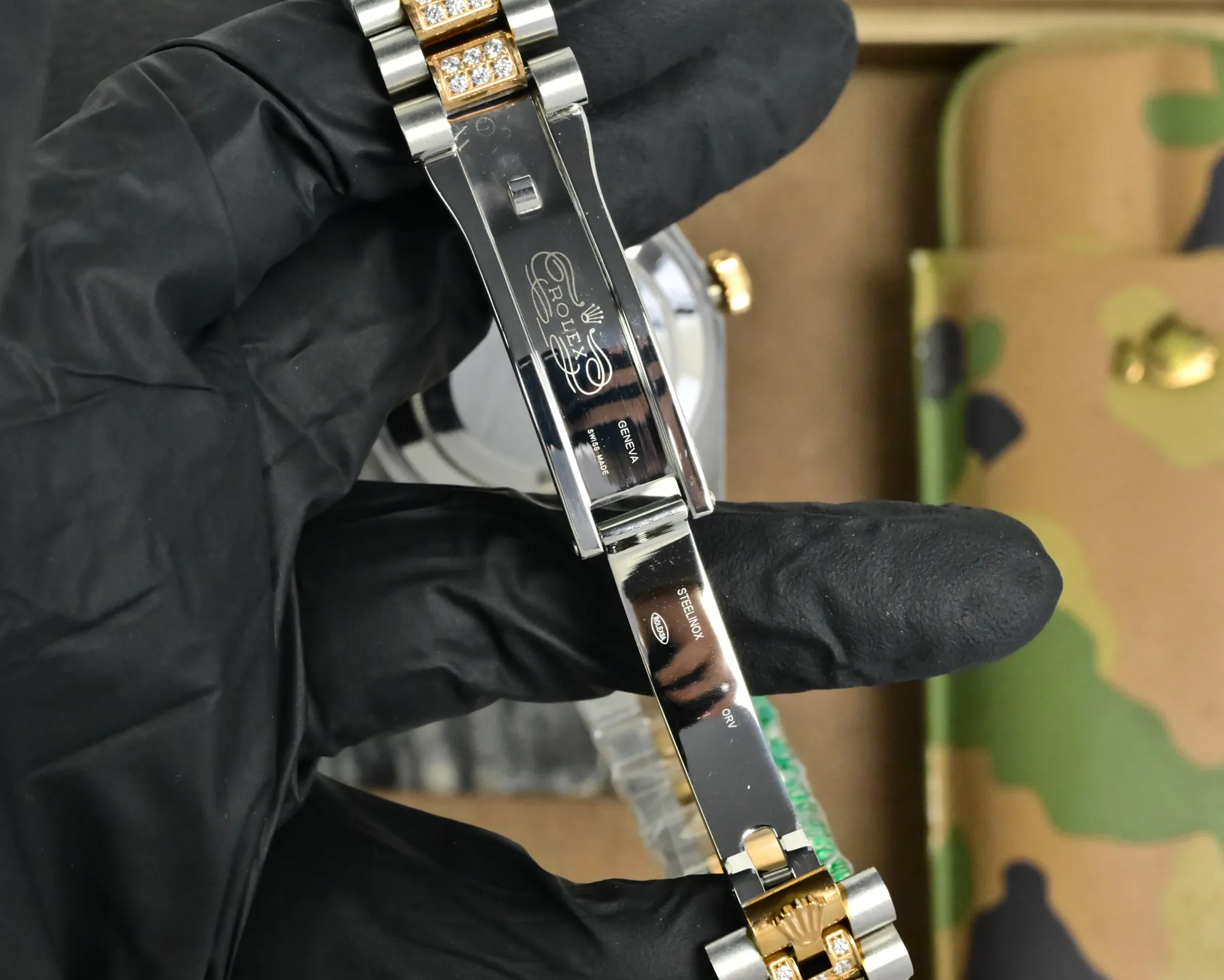 白壳880 玫金900 劳力士巅峰之作.升级版全网最具性价比劳力士 星期日志型满天星40mm 满钻土豪版奢华18k纳米技术!2000+颗AAA锆石精心打造!采用全自动进口机械机芯改版刻字3255机芯,整壳同钢带均为镶嵌施华洛世奇水晶钻!使的灯光下闪耀效果更佳!全新搭配三组中钻钢带!41mm原装尺寸,真空电镀不掉色,送礼最佳奢华推荐!