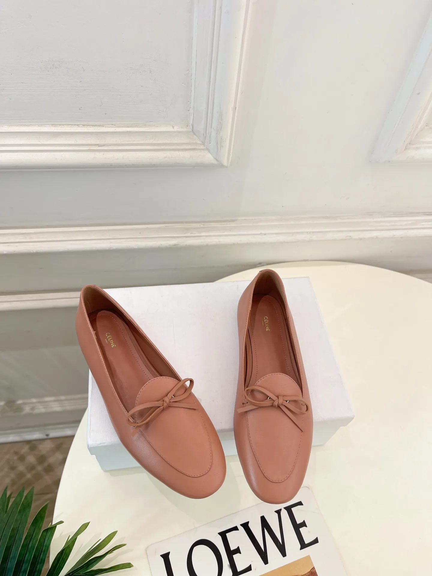 CELINE | 赛琳 26𝐬𝐬 💛2026春夏新品 复古蝴蝶结平底乐福鞋上新！ 🔜BS 这一季的赛琳真的是开了挂、太有特色了 今年必须要入手一双celing 小白鞋 ，复古风经典款 超级百搭 简单大气 无论裙装裤装都能随意搭配 妥妥的颜霸 无不彰显它的品牌气息。 ━━━━━ ЅᏇєєt ━━━━━ ▪️鞋面：特定进口小羊皮 ▪️内里：进口羊皮里 ▪️大底：原版进口真皮大底 ▪️底高：平底 ▪️鞋码: 35-39（40.41定制不退换） ▪️出厂价：💰280