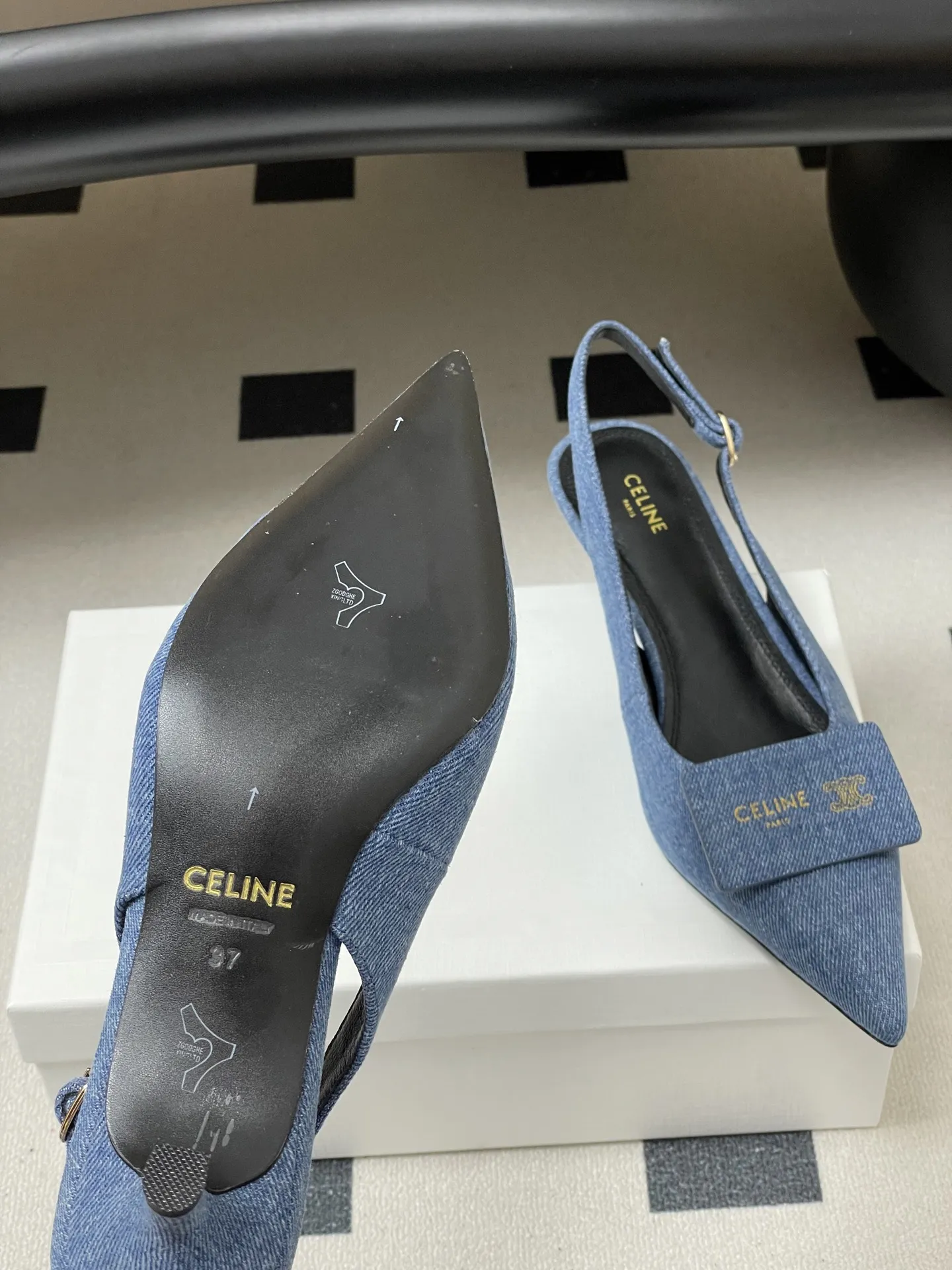 p280- 26Fw春夏新款CELINE 赛琳 思琳凯旋门小猫跟名片鞋方扣后空凉鞋 质感巨高级！鞋头那块&ldquo;金属铭牌&rdquo;设计绝了，既有品牌辨识度，又把法式慵懒和干练感揉在一起，后空绑带还特显脚踝细～ 尖头把脚型衬得巨好看，小猫跟走路也稳，通勤、约会都能穿。配黑西装是&ldquo;都市女精英&rdquo;，搭裙子又变&ldquo;法式氛围美人&rdquo;，感觉脚踩的不是鞋，是高级感开关啊！每走一步都像在散发&ldquo;姐很贵但很好搭&rdquo;的信号，谁能拒绝这种精致感啊～ 鞋身正面有小巧的CELINE金属徽标装饰，低调又凸显品牌辨识度，鞋内也印有品牌字样。平底设计搭配柔软皮质，兼顾了舒适度与日常实穿性，适合通勤、休闲等多种场合。 鞋面：羊皮 内里垫脚：羊皮 鞋底：意大利真皮大底 码数：35-39（40.41定做不退换）