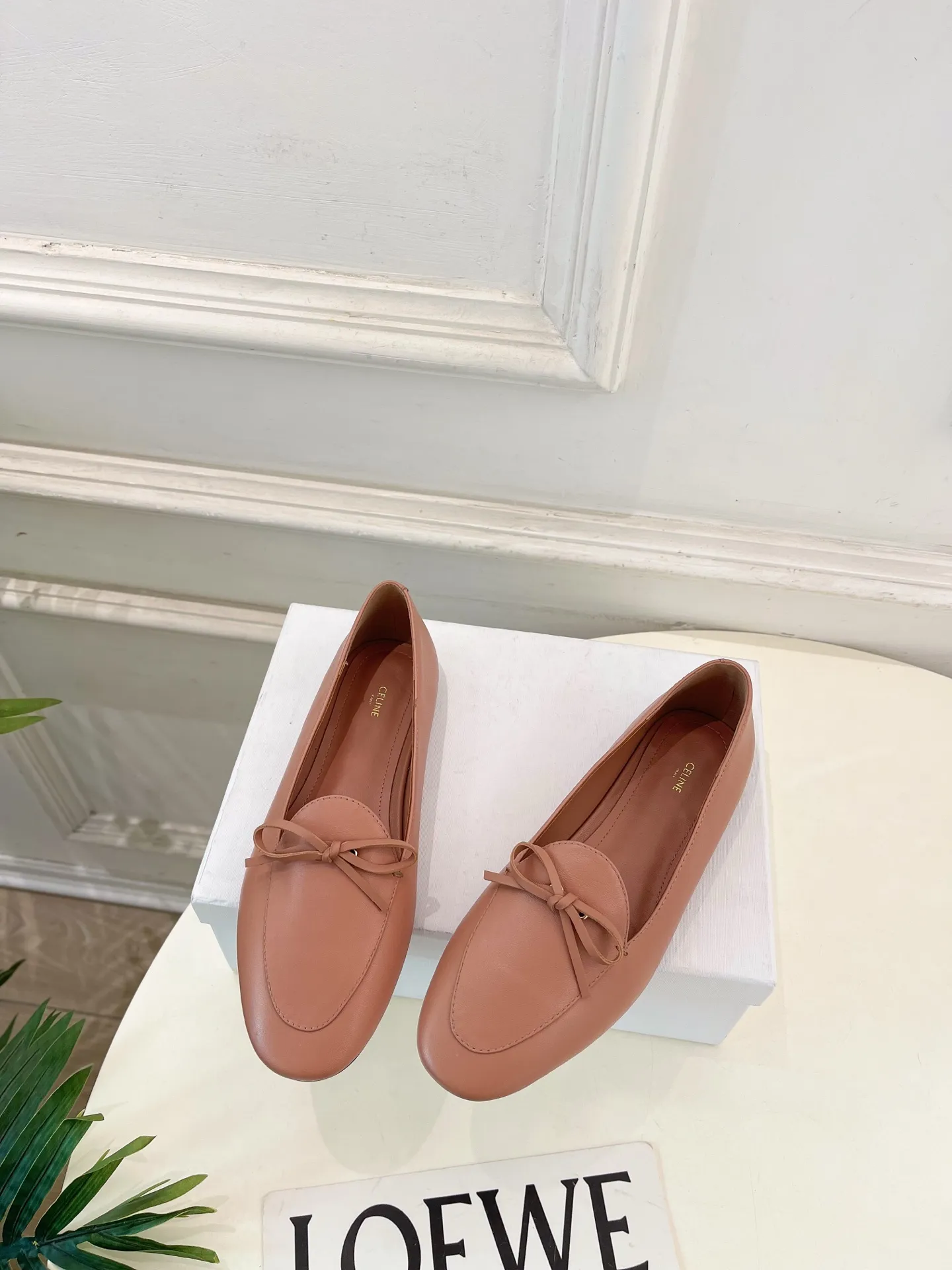 CELINE | 赛琳 26𝐬𝐬 💛2026春夏新品 复古蝴蝶结平底乐福鞋上新！ 🔜BS 这一季的赛琳真的是开了挂、太有特色了 今年必须要入手一双celing 小白鞋 ，复古风经典款 超级百搭 简单大气 无论裙装裤装都能随意搭配 妥妥的颜霸 无不彰显它的品牌气息。 ━━━━━ ЅᏇєєt ━━━━━ ▪️鞋面：特定进口小羊皮 ▪️内里：进口羊皮里 ▪️大底：原版进口真皮大底 ▪️底高：平底 ▪️鞋码: 35-39（40.41定制不退换） ▪️出厂价：💰280