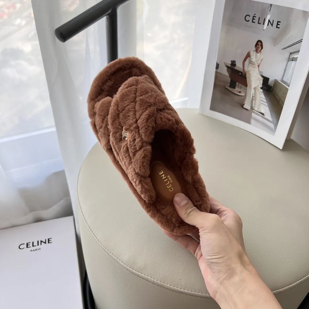 橙子出厂价💰95 CELINE 赛琳 2024秋冬新款 凯旋门毛毛拖鞋 太古里街拍热款 时尚穿搭 毛绒绒保暖 秋冬OoTd毛拖 鞋柜新品 ➤ 原版开模 代购版本 ➤ 环保小羊毛 ➤ 垫脚羊毛 ➤ 原版私膜大底 ➤ 全套专柜包装 Size：35-41