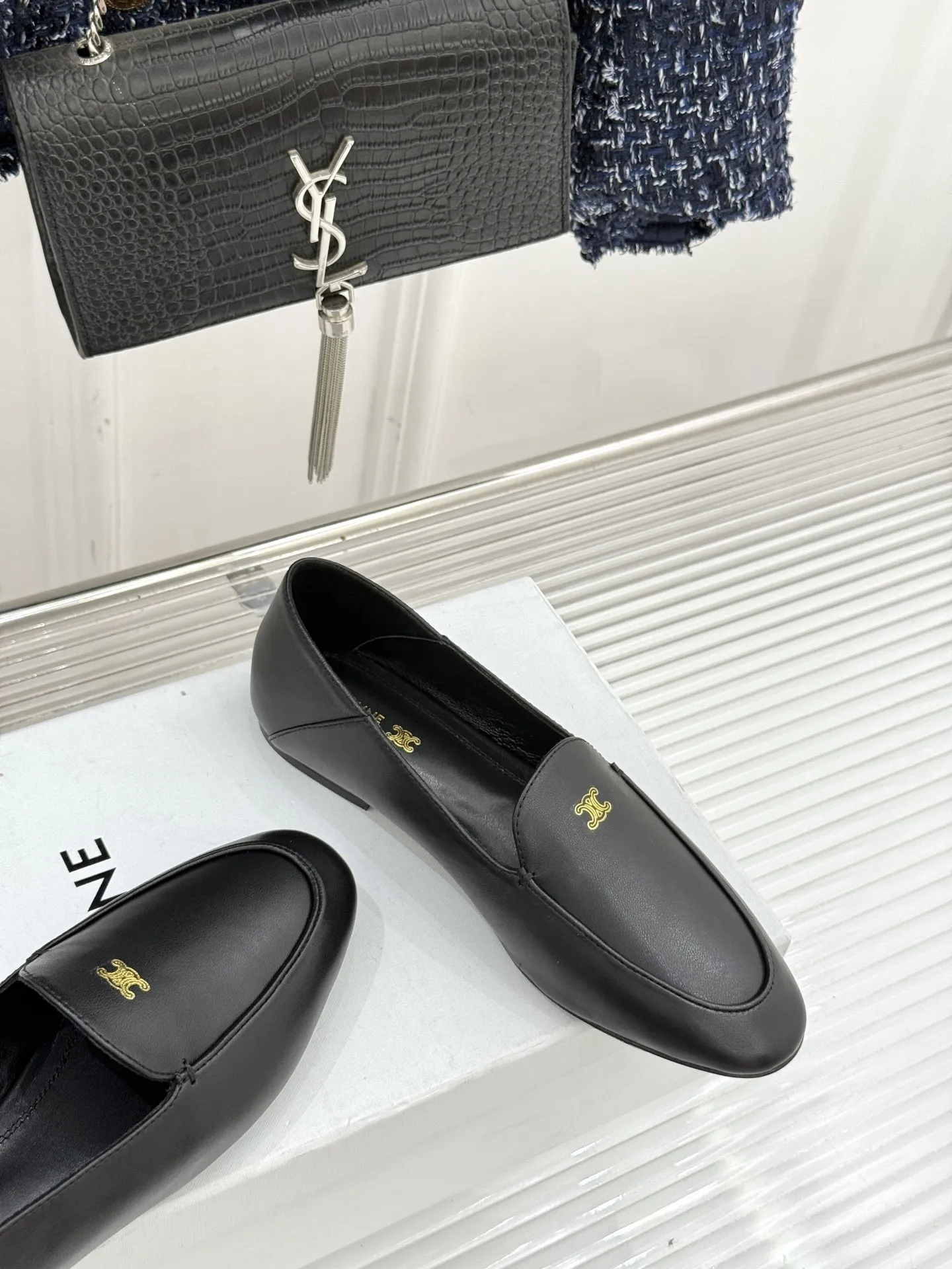 厂价💰270 Celine/赛琳26WF新品凯旋门踩跟乐福鞋 当巴黎左岸的慵懒腔调碰撞随性风潮 这双乐福鞋以经典鞋型为骨 以踩跟为魂 鞋身灵魂当属标志性凯旋门标识 线条利落复刻巴黎凯旋门建筑棱角 清晰不生硬 与鞋面材质浑然一体 每一处细节都藏着CELINE的百年底蕴 这枚符号从不是炫耀的标签 是当代女性独立风骨的无声宣言 书写当代女性的优雅与自在 让每一步成为法式浪漫的温柔邂逅。 面料采用原版定制皮料 内里踮脚均为羊皮 意大利进口真皮大底 size：35-39（40/41定制）