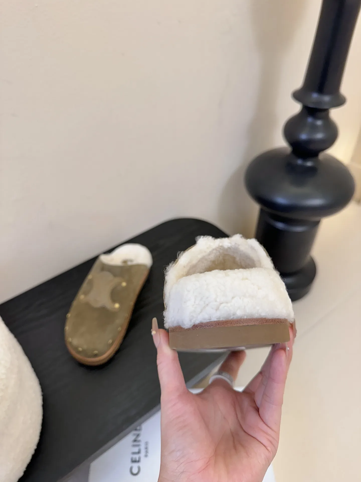 💰280 CELINE&middot;思琳 赛琳最新呈现PITEA木屐羊毛厚底穆勒鞋毛拖系列。顶级版本后跟原版牛皮包中底3D立体logo，原版定制羊毛完美契合专柜颜色，原版私模进口材质多层组合大底。女码：35-39 4041定制