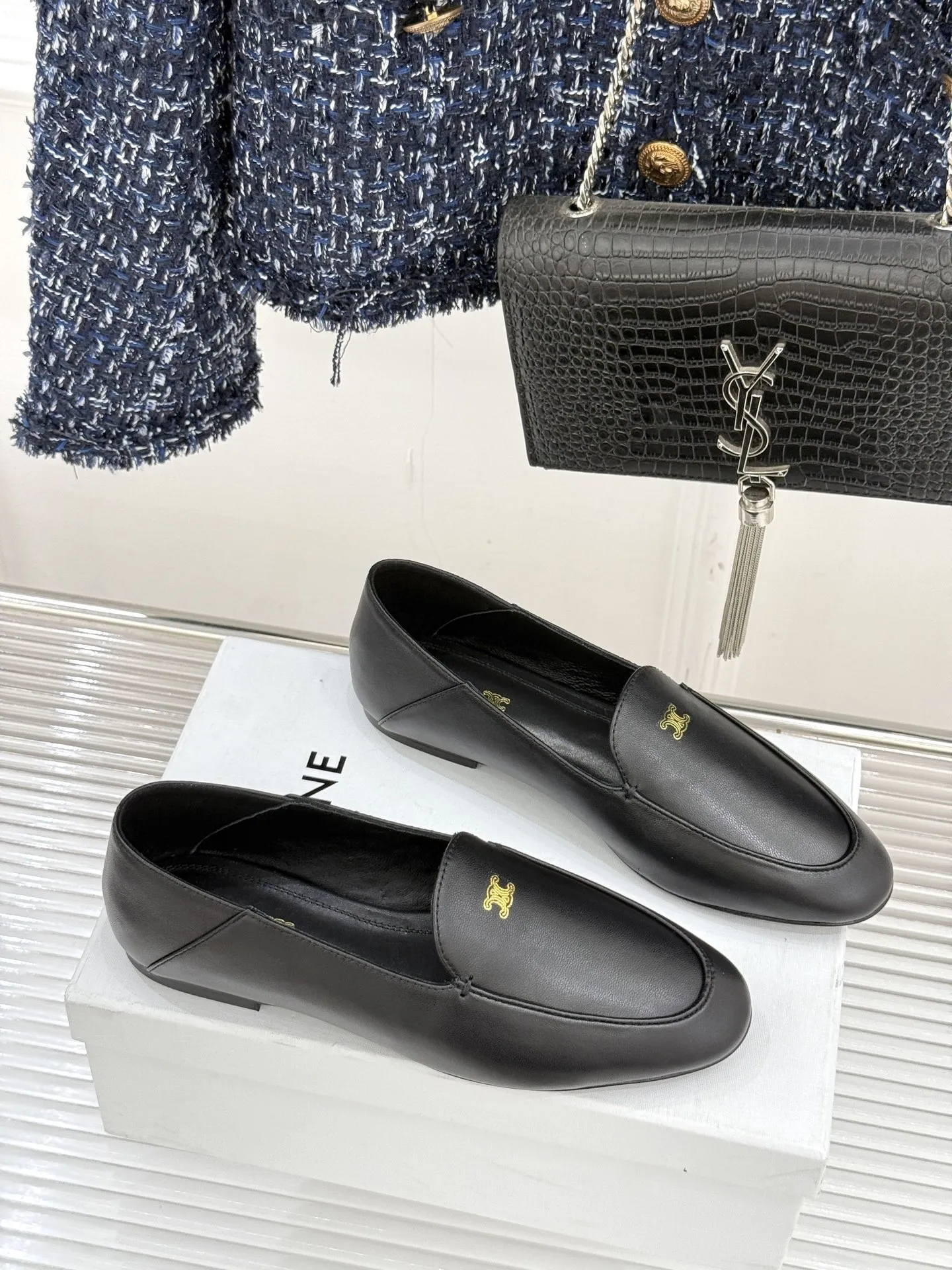 厂价💰270 Celine/赛琳26WF新品凯旋门踩跟乐福鞋 当巴黎左岸的慵懒腔调碰撞随性风潮 这双乐福鞋以经典鞋型为骨 以踩跟为魂 鞋身灵魂当属标志性凯旋门标识 线条利落复刻巴黎凯旋门建筑棱角 清晰不生硬 与鞋面材质浑然一体 每一处细节都藏着CELINE的百年底蕴 这枚符号从不是炫耀的标签 是当代女性独立风骨的无声宣言 书写当代女性的优雅与自在 让每一步成为法式浪漫的温柔邂逅。 面料采用原版定制皮料 内里踮脚均为羊皮 意大利进口真皮大底 size：35-39（40/41定制）