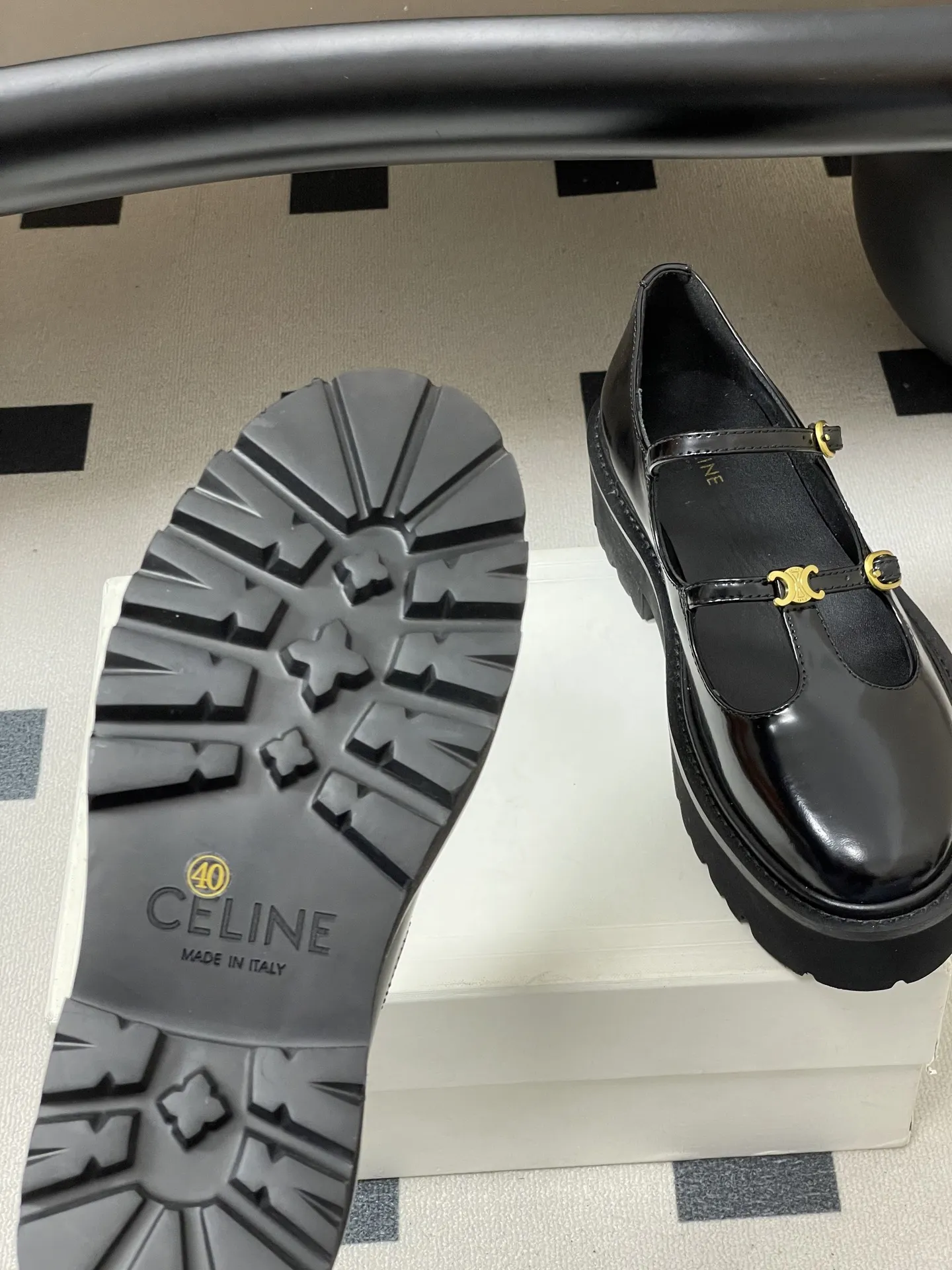 p310-顶级品质 26Fw春夏新款 CELINE 赛琳/思琳 凯旋门厚底玛丽珍鞋搭扣T字带布洛克增高乐福鞋 复古玛丽珍鞋型,搭配T字带+凯旋门金属扣,品牌标志性元素,辨识度高,既有复古优雅感,又带点甜酷的“千金风”。 厚底设计既能隐形增高,又比细跟更稳;内里多为真皮材质,透气不闷脚。鞋头是小方圆头,不挤脚且修饰脚型;适配裙装、裤装,日常/轻正式场合都能穿。 鞋面:定制牛皮 内里垫脚:牛皮 鞋底:真皮沿条/原版私模进口材质多层组合大底 跟高:5cm 码数:35-39(40.41定做不退换)