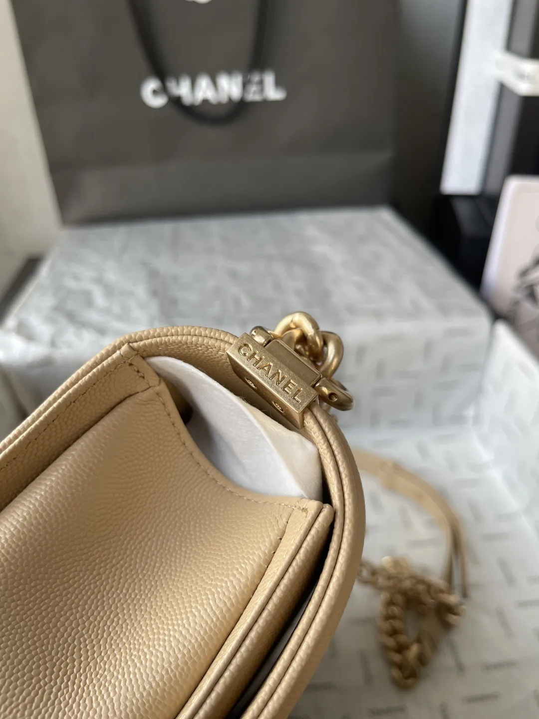 顶级货_厂p650 法国&bull;高端定制品 Chane1 Classic Bag A67086 leboy-鱼子酱辣妈款 2020年Chane1最新概念～经典辣妈系列 时尚、高雅、尊贵！一直是国际明星、贵妇们必备的时尚宠儿。 结合一切经典的创作思维，这款包是Karl Lagerfeld和新任总监Virginie Viard一起设计的 也是老佛爷给我们留下最后的礼物 简直是小香一切经典元素的结合，辣妈款包型经典、时尚、贵气大方，让人一眼钟情！ 看到它的第一眼的时候 Always miss him可手拿斜挎侧背肩背手提 简直是一款完美百搭包！ 大师傅精工打造，细节完美无瑕，采用顶级复古五金配件+进口鱼子酱牛皮，内配专柜同版小羊皮内里，摸起来手感很柔软的很舒服 喜翻～ 时尚在转动，但经典永远不变！ size：底长24.5-高14-宽9CM 肩带长度104CM 【实物更给力哦】