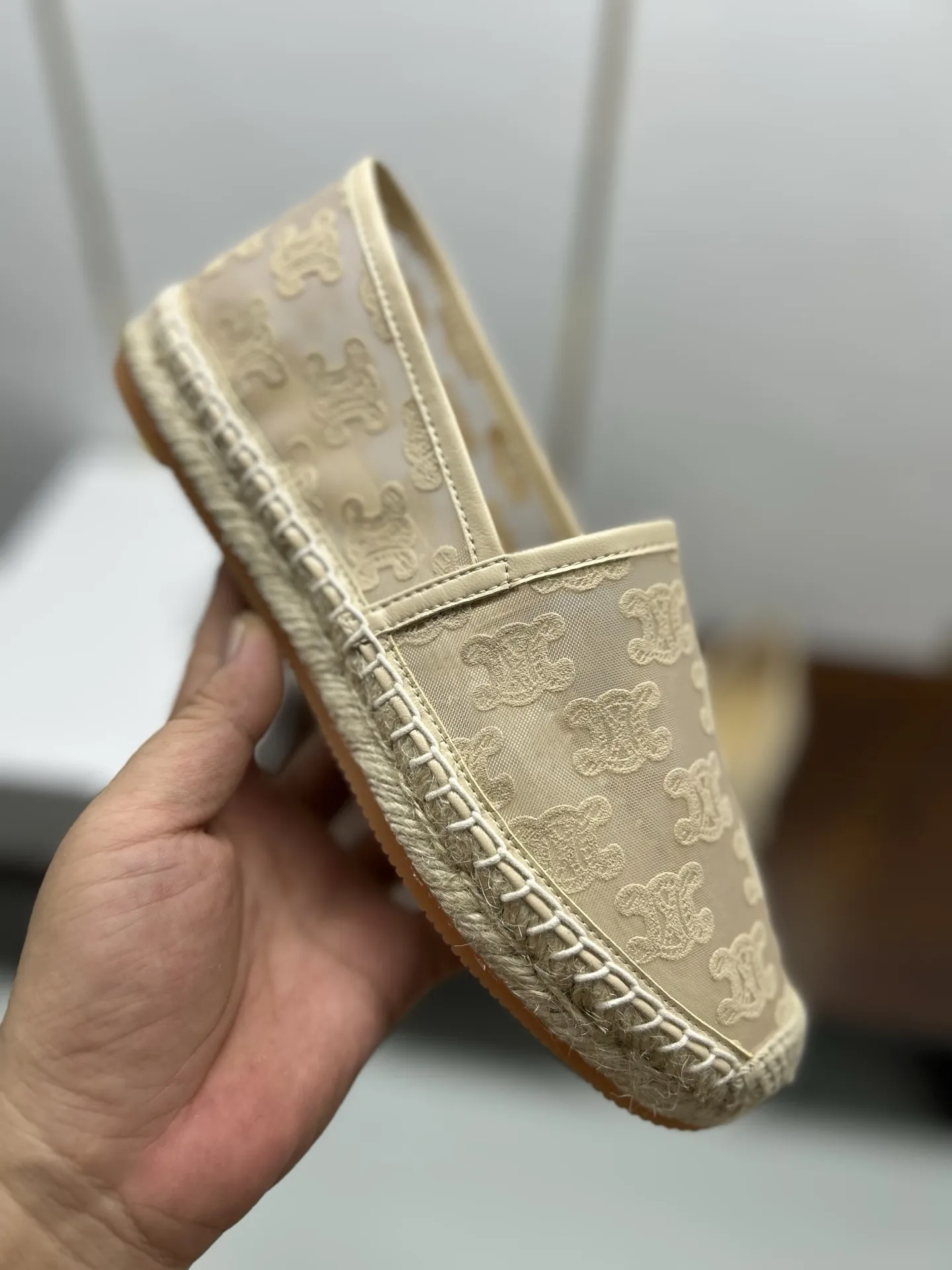 p180💰，2025新品💜Celine/赛琳 顶级代购货，最高版本渔夫鞋 专柜2025 早春 新款 Celine羊皮字母渔夫鞋系列 ⚡正品级⚡顶级货版本！ 1⃣鞋面进口网纱绣花工艺 2⃣水染羊皮内里和垫脚、闪耀夺目、脚感好到爆！ 3⃣麻绳编底 4⃣女款：35-40（41，42 定制）