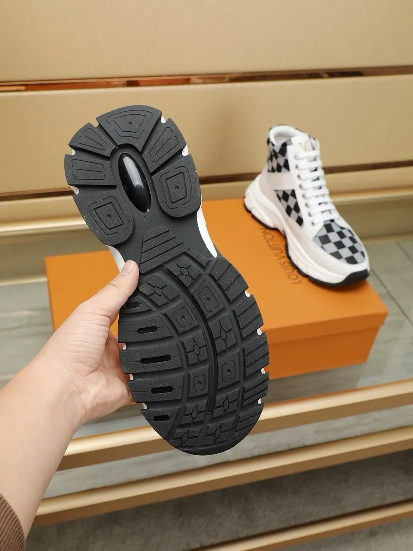 工厂P250💰《LOUI* VUITTO*》爆款男士休闲鞋 💯代购级别品质，鞋面由原版材料搭配牛皮、实物超闪⚡️ 时尚百搭 鞋头楦型挺而饱满，鞋底LV原厂开模随意进出 上脚轻便舒适~纯手工制作，细节决定品质！颜色：两色可选。Size:38-44（45定做）