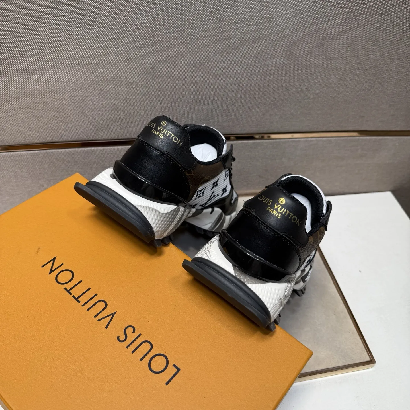 ⬛️出厂价p241【LV~】男士休闲鞋 2025z柜同步发售 🔶码数:38-44#️⃣ 🔷2个颜色🔜鞋面选用多材质拼接➕网布内里,舒适透气,鞋底:原版舒适耐磨大底,⚠️实物📱拍摄🎬实物更赞📢📢📢