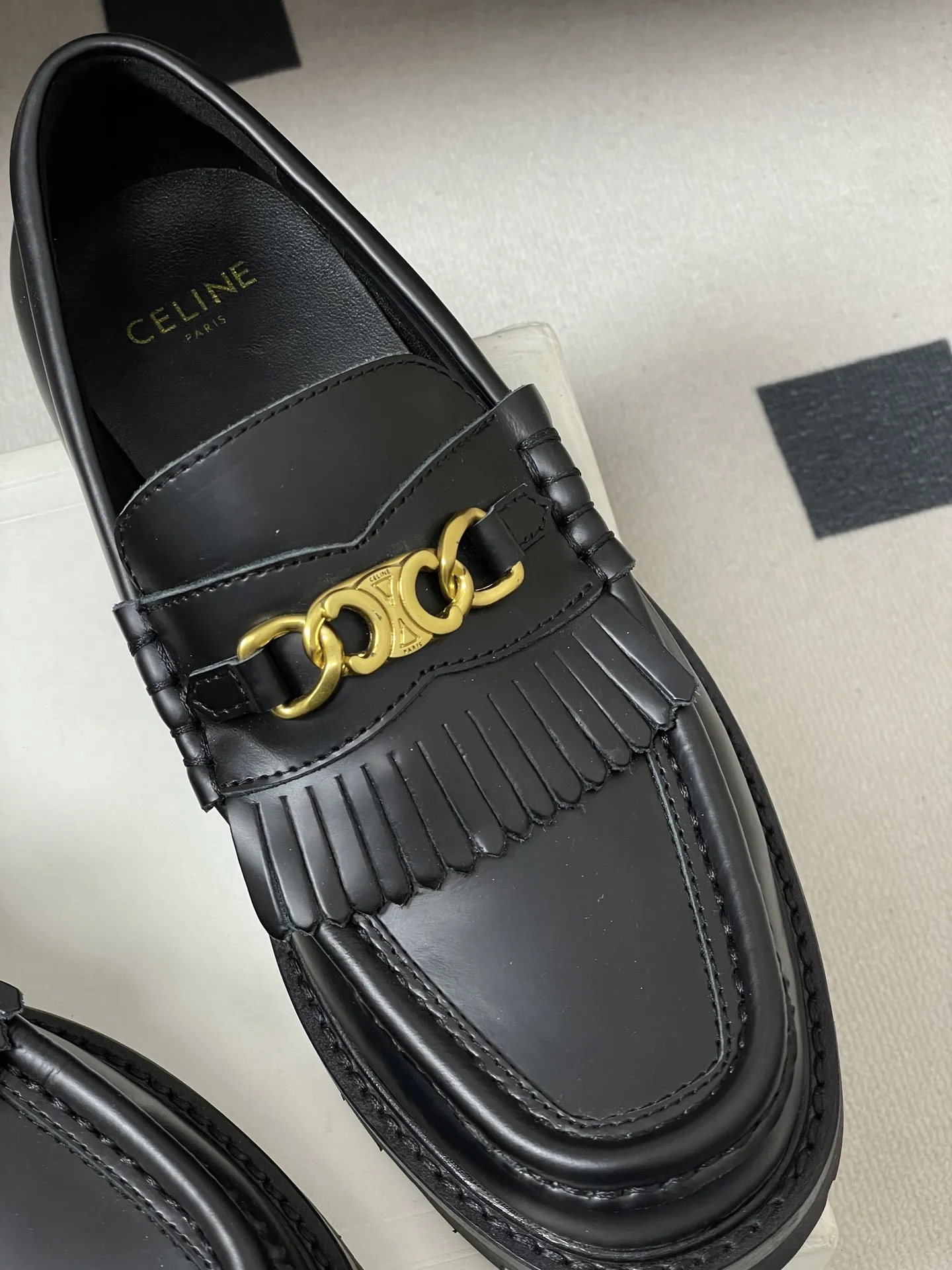 p310-顶级品质 26Fw春夏新款 CELINE 赛琳/思琳 经典凯旋门金属扣乐福鞋流苏吊坠一脚蹬厚底小皮鞋 鞋身点缀凯旋门金属扣/金属流苏,部分款还有金属饰牌,轻奢辨识度拉满。厚底+乐福鞋型,“一脚蹬”穿脱方便,厚底既增高又比细跟更稳;方头设计修饰脚型,不挤脚趾。 采用亮面/哑光皮革,质感细腻耐用;部分款加入流苏、缝线等复古元素,风格更丰富。属于“百搭款”搭西装是通勤精英风,搭牛仔裤是松弛休闲感,棕/黑/焦糖色等配色适配不同穿搭场景。 鞋面:定制牛皮 内里垫脚:牛皮 鞋底:真皮沿条/原版私模进口材质多层组合大底 跟高:3cm 码数:35-39(40.41定做不退换)