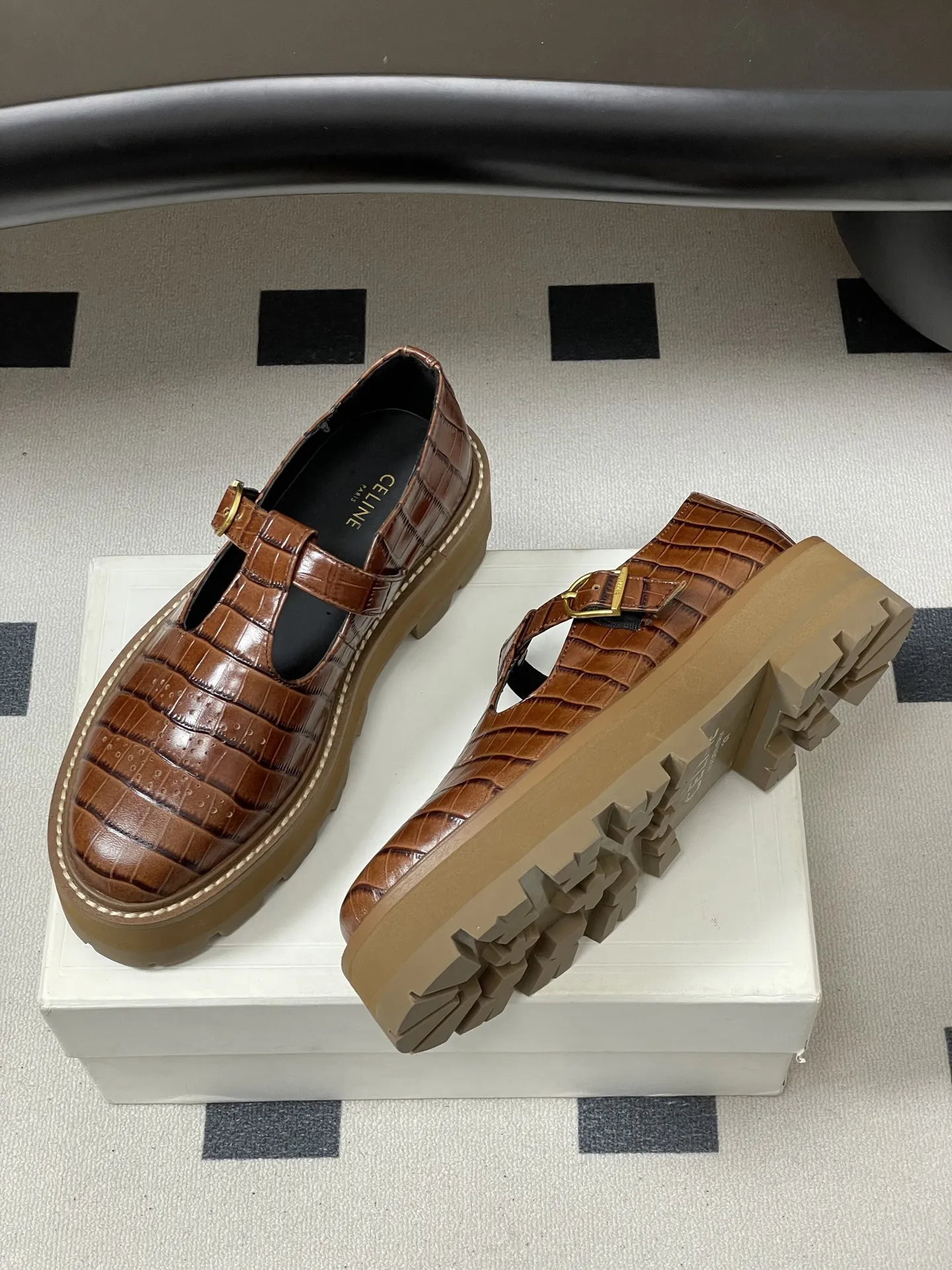 p310-顶级品质 26Fw春夏新款 CELINE 赛琳/思琳 凯旋门厚底玛丽珍鞋搭扣T字带布洛克增高乐福鞋 复古玛丽珍鞋型，搭配T字带+凯旋门金属扣，品牌标志性元素，辨识度高，既有复古优雅感，又带点甜酷的&ldquo;千金风&rdquo;。 厚底设计既能隐形增高，又比细跟更稳；内里多为真皮材质，透气不闷脚。鞋头是小方圆头，不挤脚且修饰脚型；适配裙装、裤装，日常/轻正式场合都能穿。 鞋面：定制牛皮 内里垫脚：牛皮 鞋底：真皮沿条/原版私模进口材质多层组合大底 跟高：5cm 码数：35-39（40.41定做不退换）