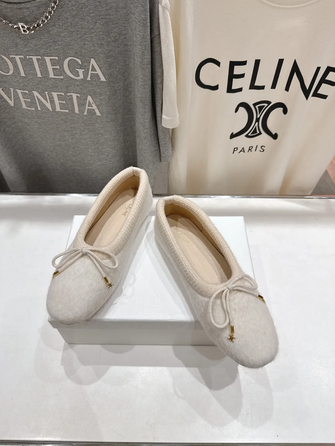 高版本出厂💰260 CELINE*赛琳F018 2025ss新款玛丽珍平底乐福鞋单鞋 网红爆款来袭!各大网红抢先体验、Celine网红ins种草神器、非常仙女风、气场十足单品、设计风格非常新颖、高档且非常舒适.原版一比一定制!绝对原单做法! ✔面料:进口混纺羊毛 ✔内里:羊皮 ✔大底:意大利真皮大底 ✔Size:35-40(40定做不退换)