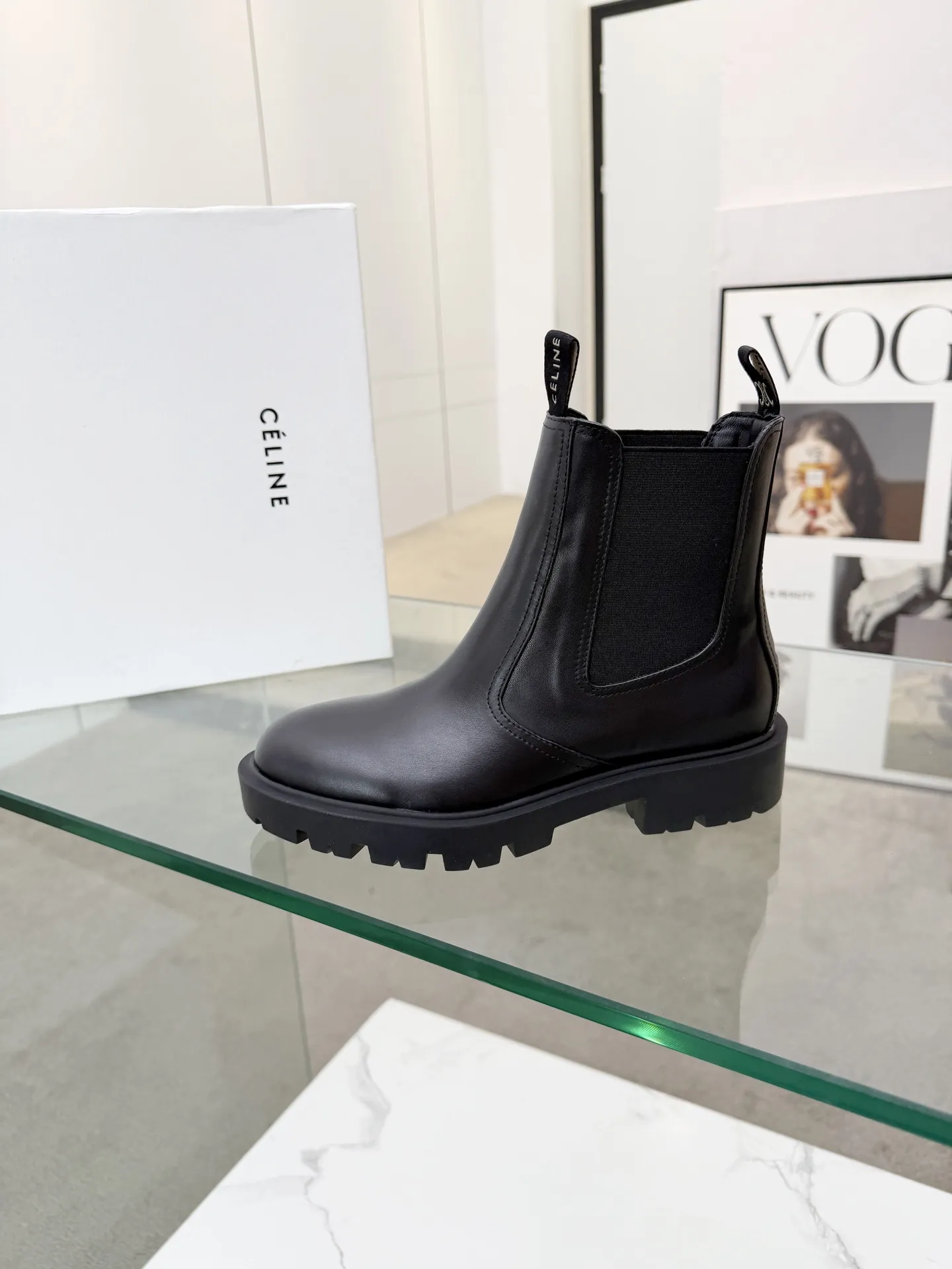 CELINE（赛琳）2025秋冬新款切尔西短靴💥鞋面采用小牛皮加经典压花Logo油边工艺🎵一款经典穿搭永不过时🌹 内里：羊皮，面料：头层小牛皮 码数：35-41，（41定做不退换） 出厂价：280