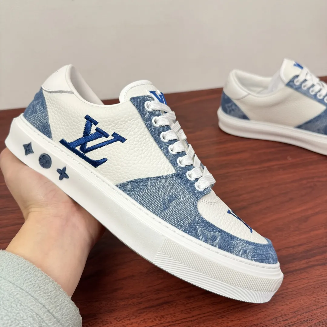 (Louis Vuitton)路易威登 新款男士牛仔丹宁系列板鞋! 堪称潮流与经典的完美碰撞💥 白蓝渐变丹宁拼接白色皮革,搭配黑灰老花丹宁款,两种配色各有韵味。标志性LV字母logo醒目又不张扬,鞋身的丹宁纹理带着复古做旧质感,街头范儿拉满。橡胶鞋底脚感轻盈,不管是日常出街还是搭配休闲造型,都能轻松hold住。细节处尽显匠心,鞋型利落贴合脚型,老花丹宁的复古肌理与现代板鞋轮廓融合,把法式奢潮的腔调拿捏得死死的。一双鞋解锁N种穿搭可能,是潮人鞋柜里的必备款~全套包装! 尺码:39-40-41-42-43-44皮鞋尺码(可定制38.45.46) 💰350