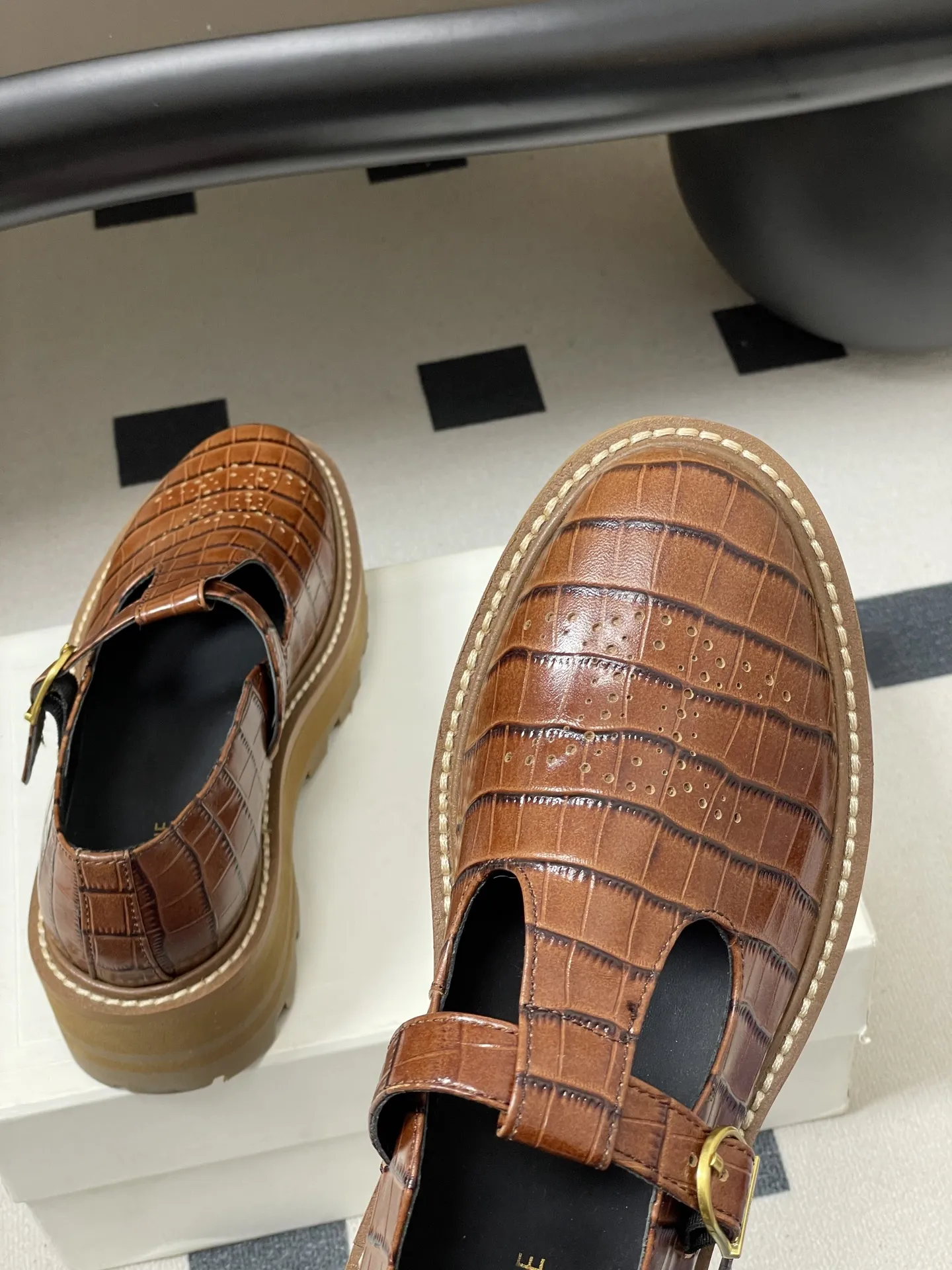 p310-顶级品质 26Fw春夏新款 CELINE 赛琳/思琳 凯旋门厚底玛丽珍鞋搭扣T字带布洛克增高乐福鞋 复古玛丽珍鞋型,搭配T字带+凯旋门金属扣,品牌标志性元素,辨识度高,既有复古优雅感,又带点甜酷的“千金风”。 厚底设计既能隐形增高,又比细跟更稳;内里多为真皮材质,透气不闷脚。鞋头是小方圆头,不挤脚且修饰脚型;适配裙装、裤装,日常/轻正式场合都能穿。 鞋面:定制牛皮 内里垫脚:牛皮 鞋底:真皮沿条/原版私模进口材质多层组合大底 跟高:5cm 码数:35-39(40.41定做不退换)