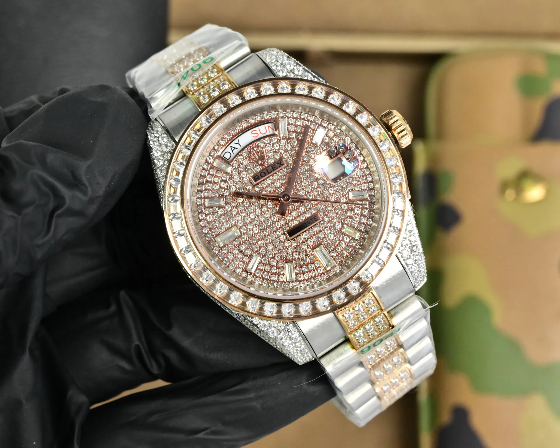 白壳880 玫金900 劳力士巅峰之作.升级版全网最具性价比劳力士 星期日志型满天星40mm 满钻土豪版奢华18k纳米技术!2000+颗AAA锆石精心打造!采用全自动进口机械机芯改版刻字3255机芯,整壳同钢带均为镶嵌施华洛世奇水晶钻!使的灯光下闪耀效果更佳!全新搭配三组中钻钢带!41mm原装尺寸,真空电镀不掉色,送礼最佳奢华推荐!