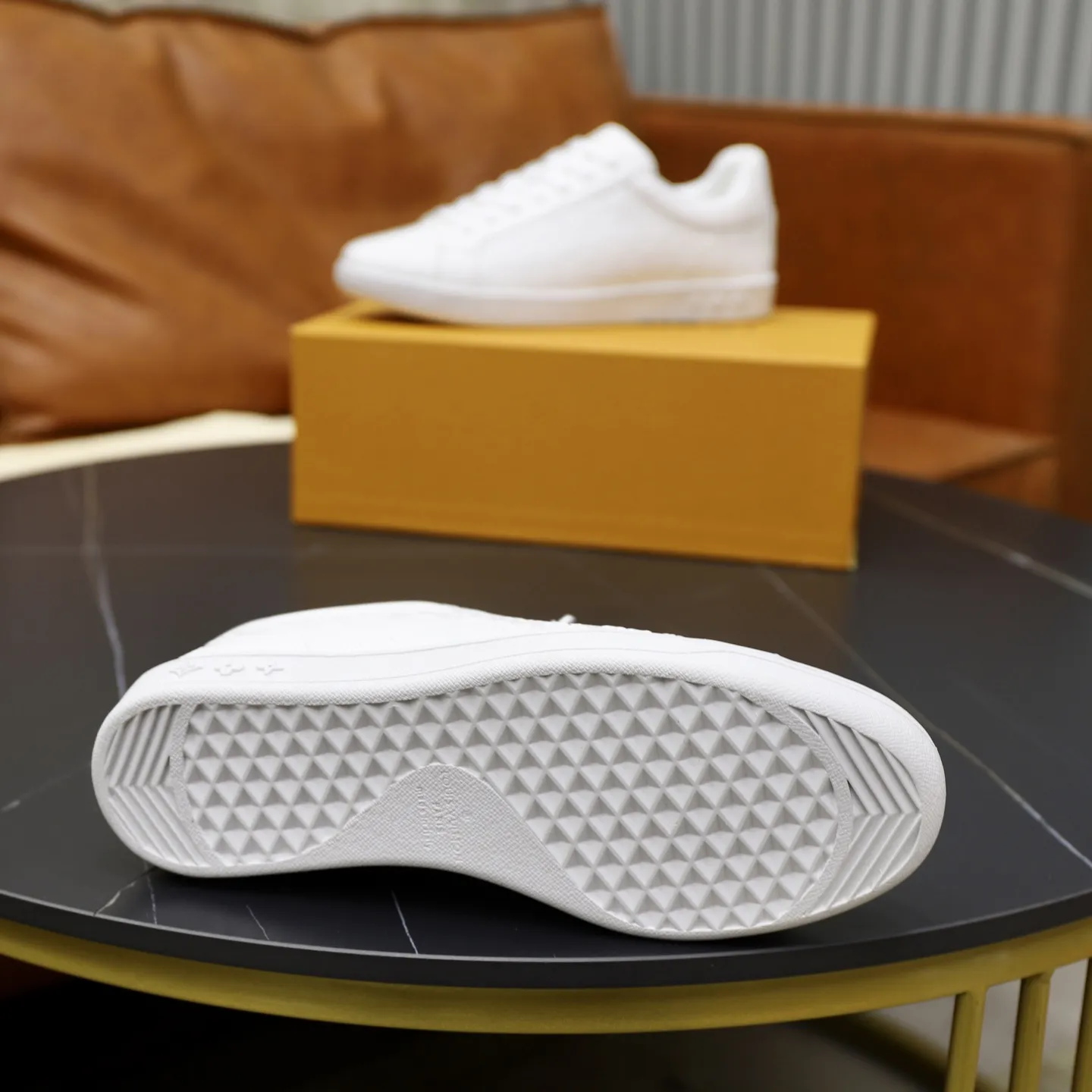 出厂价:260💰顶级原单 品牌:【LOUIS VUITTON 】LV.路易威登 材质: 原工厂牛皮材料 1:1原板大底 舒适内里 款式类型:休闲运动 板鞋 等级:专柜品质 顶级原单 颜色:实物图片色 码数:38–44(45定制)