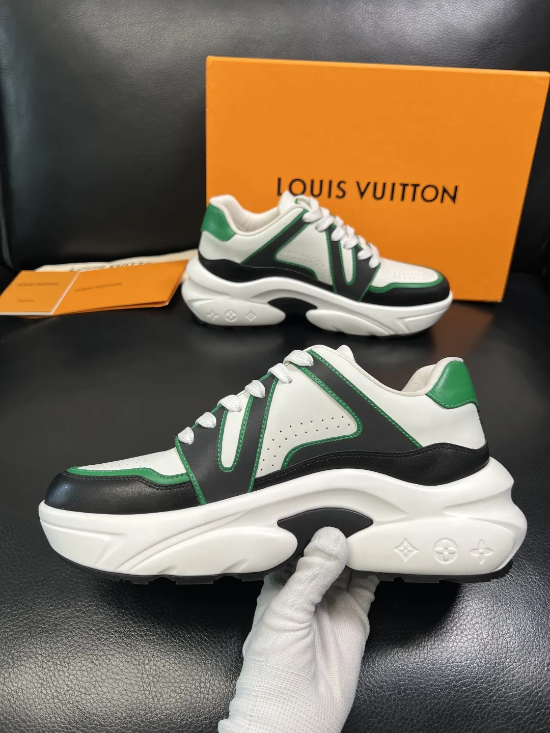 P440 Lv 高品质 顶级工艺品 路易威登,专柜同步原厂配置,鞋面意大利进口,高品质拼接缤纷色彩复杂工艺品,进口牛皮里垫柔软舒适,鞋底:原厂特供原版底,TPU独家活动成型底超级舒适,原厂跟单货,码数 39-44 (订做 45 )