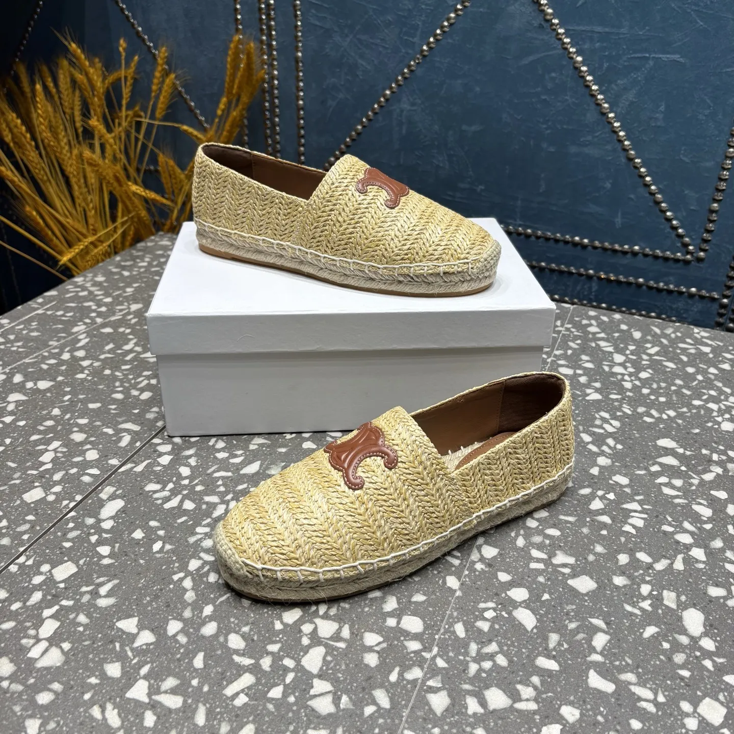 Celine 赛琳渔夫鞋 鞋面:PP草/牛皮 内里:羊皮 中底:麻绳编织 大底:防滑橡胶底 码数:35-41码(40.41订制不退不换) 价格:💰250