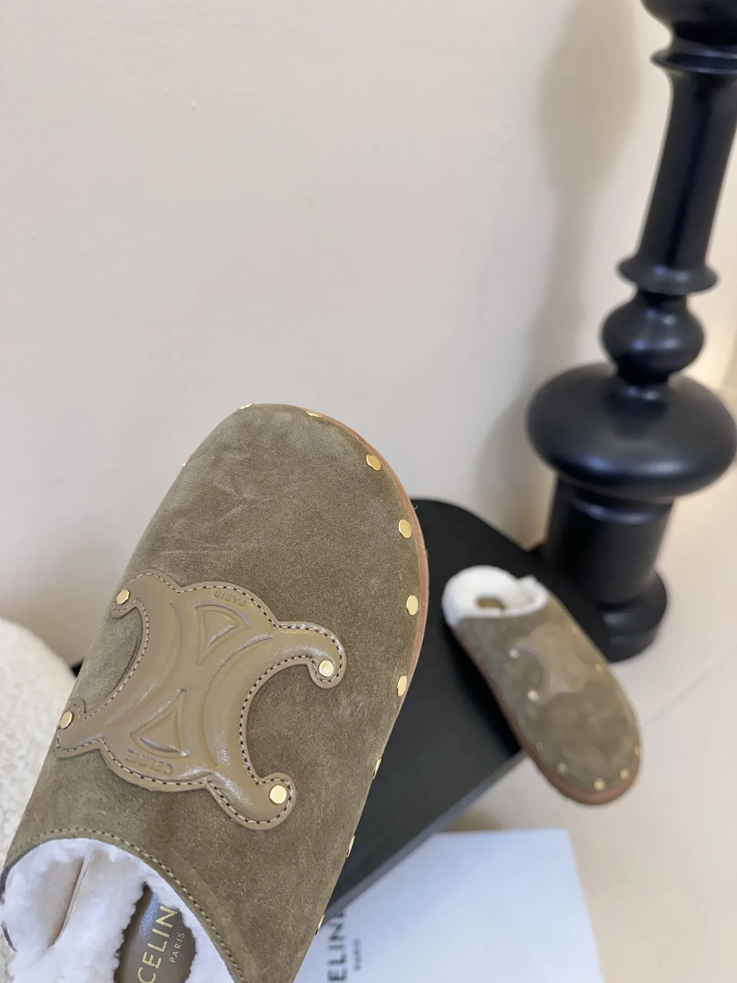 💰280 CELINE·思琳 赛琳最新呈现PITEA木屐羊毛厚底穆勒鞋毛拖系列。顶级版本后跟原版牛皮包中底3D立体logo,原版定制羊毛完美契合专柜颜色,原版私模进口材质多层组合大底。女码:35-39 4041定制