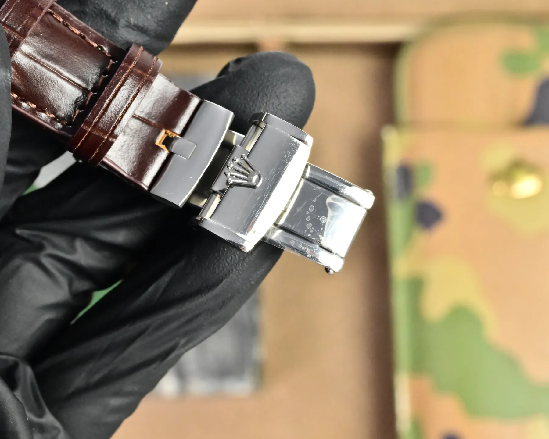 白壳660 金壳680 劳力士切利尼两针半 Rolex恒动1908型m52508-0006小秒型腕表,是劳力士几百年来第一款透底腕表🏅️WN2腕表尺寸:39×11mm,独家定制改装自动机械机芯,走时精准稳定性,搭配意大利小牛皮,双褶扣,皮质柔软细腻更加贴合手腕给您带来舒适的佩戴感! 匠心传承,专注优品送礼最佳奢华推荐请认准独家品质📷