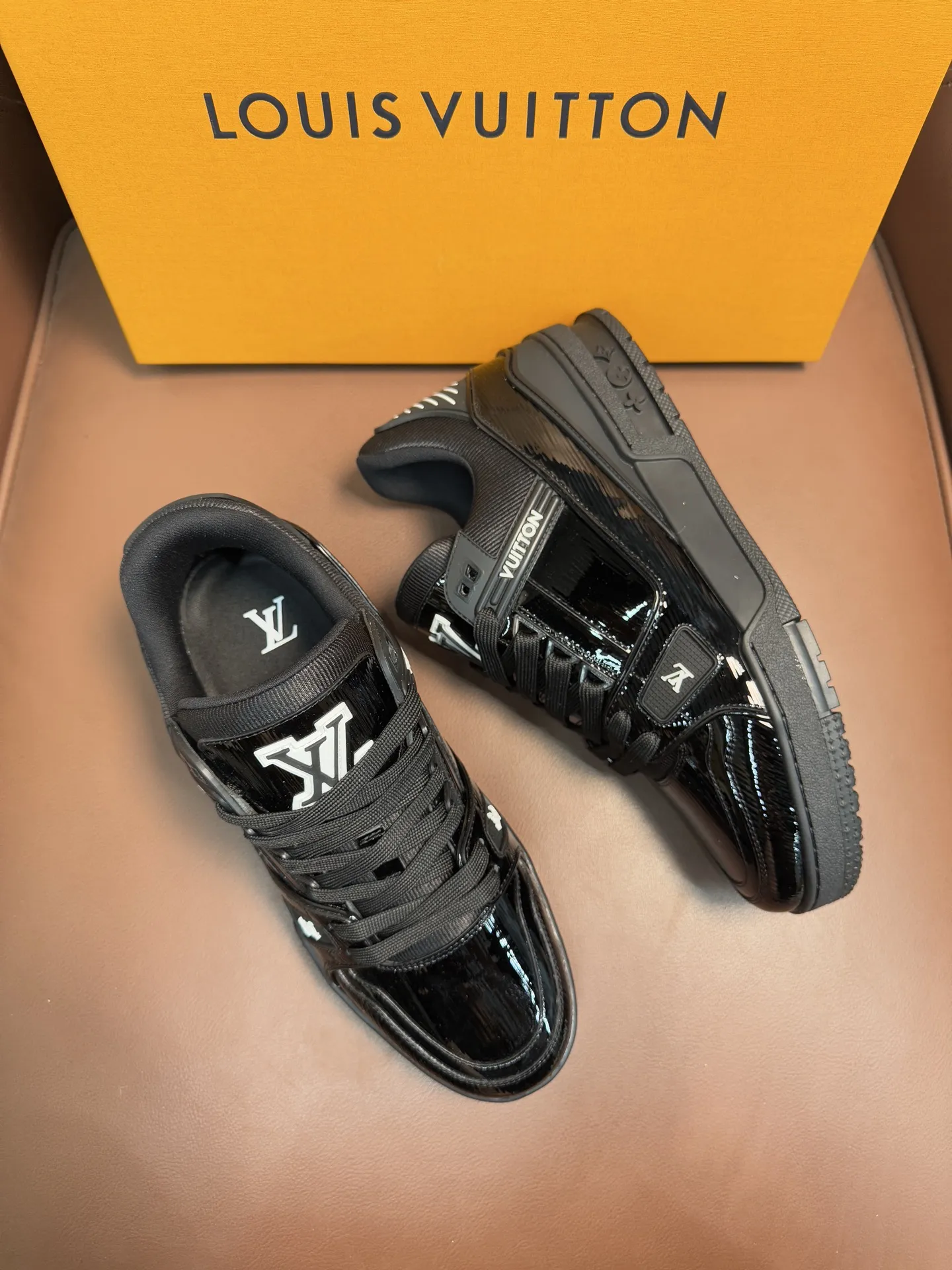 💰440 新款LV TRAINER 系列运动鞋出货本款LV Trainer运动鞋以龟裂效果漆,牛皮革回归新季,搭配橡胶外底,含蓄流露复古气息,展现经典篮球鞋的灵感启发。鞋头嵌入光滑牛皮革细节,鞋面及鞋侧开孔设计,点缀多重品牌元素,鞋舌及两侧饰有LV 字母,外侧饰以手写体路易威登标识,后部饰有 #54标识,双色橡胶外底饰有 Monogram 花卉,织物内里垫脚,延续创新舒适体验。配原盒全套包装! 码数:39-40-41-42-43-44(38/45/46可定做不退换) 标准皮鞋尺码