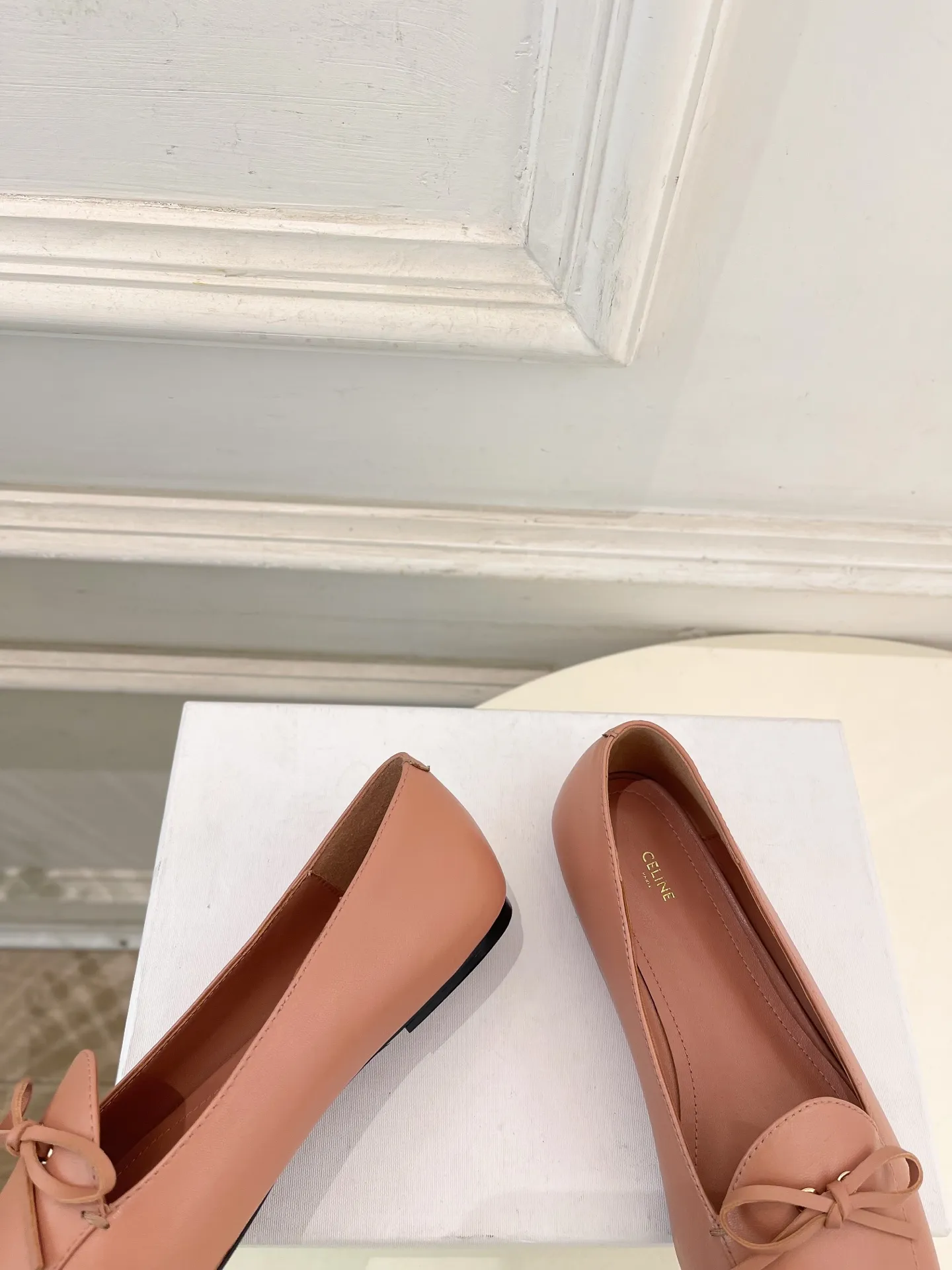 CELINE | 赛琳 26𝐬𝐬 💛2026春夏新品 复古蝴蝶结平底乐福鞋上新！ 🔜BS 这一季的赛琳真的是开了挂、太有特色了 今年必须要入手一双celing 小白鞋 ，复古风经典款 超级百搭 简单大气 无论裙装裤装都能随意搭配 妥妥的颜霸 无不彰显它的品牌气息。 ━━━━━ ЅᏇєєt ━━━━━ ▪️鞋面：特定进口小羊皮 ▪️内里：进口羊皮里 ▪️大底：原版进口真皮大底 ▪️底高：平底 ▪️鞋码: 35-39（40.41定制不退换） ▪️出厂价：💰280